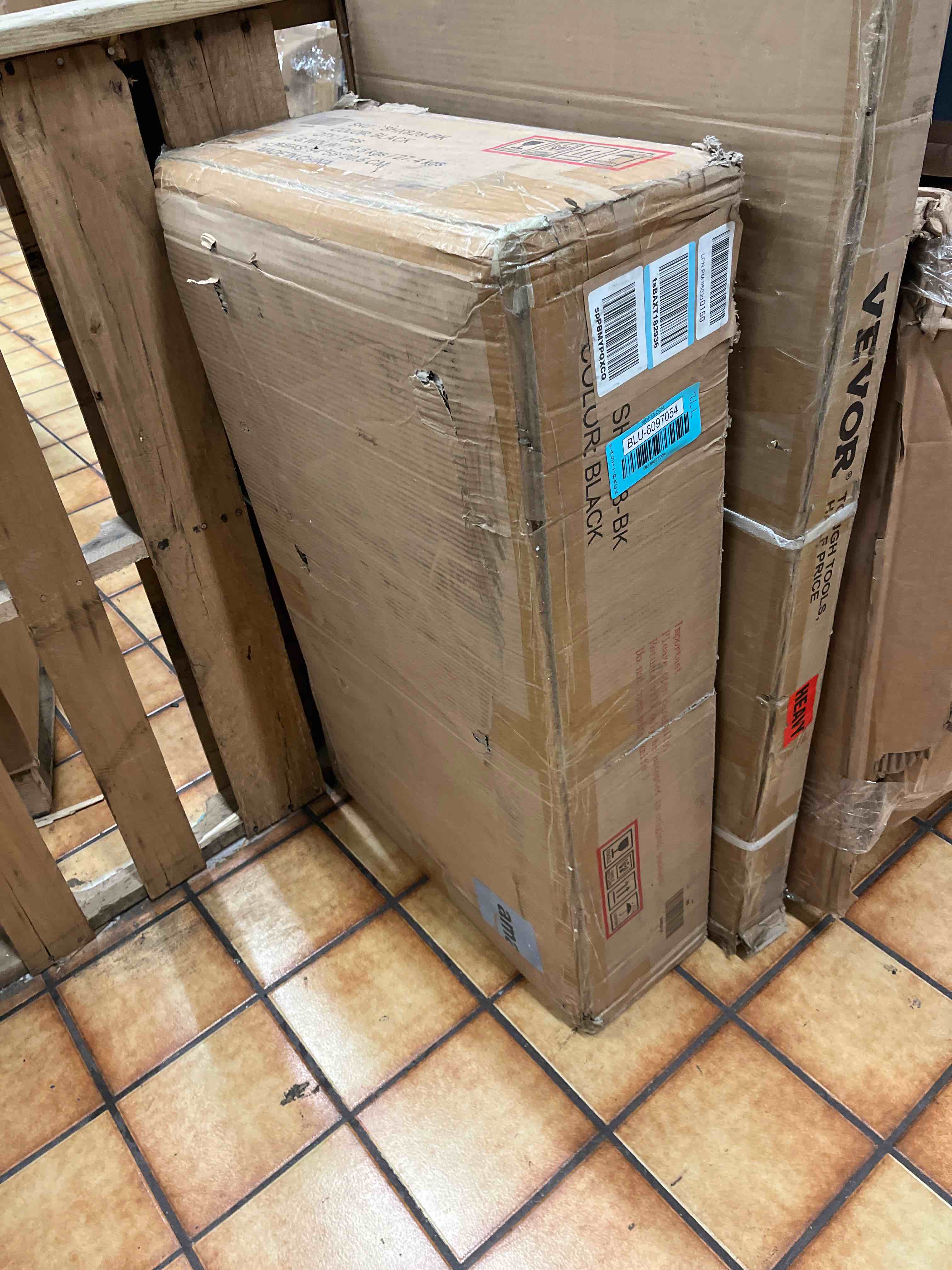 https://s3.amazonaws.com/lotting-images-prod/bidfta/BLU6097054_1713323950188.jpeg