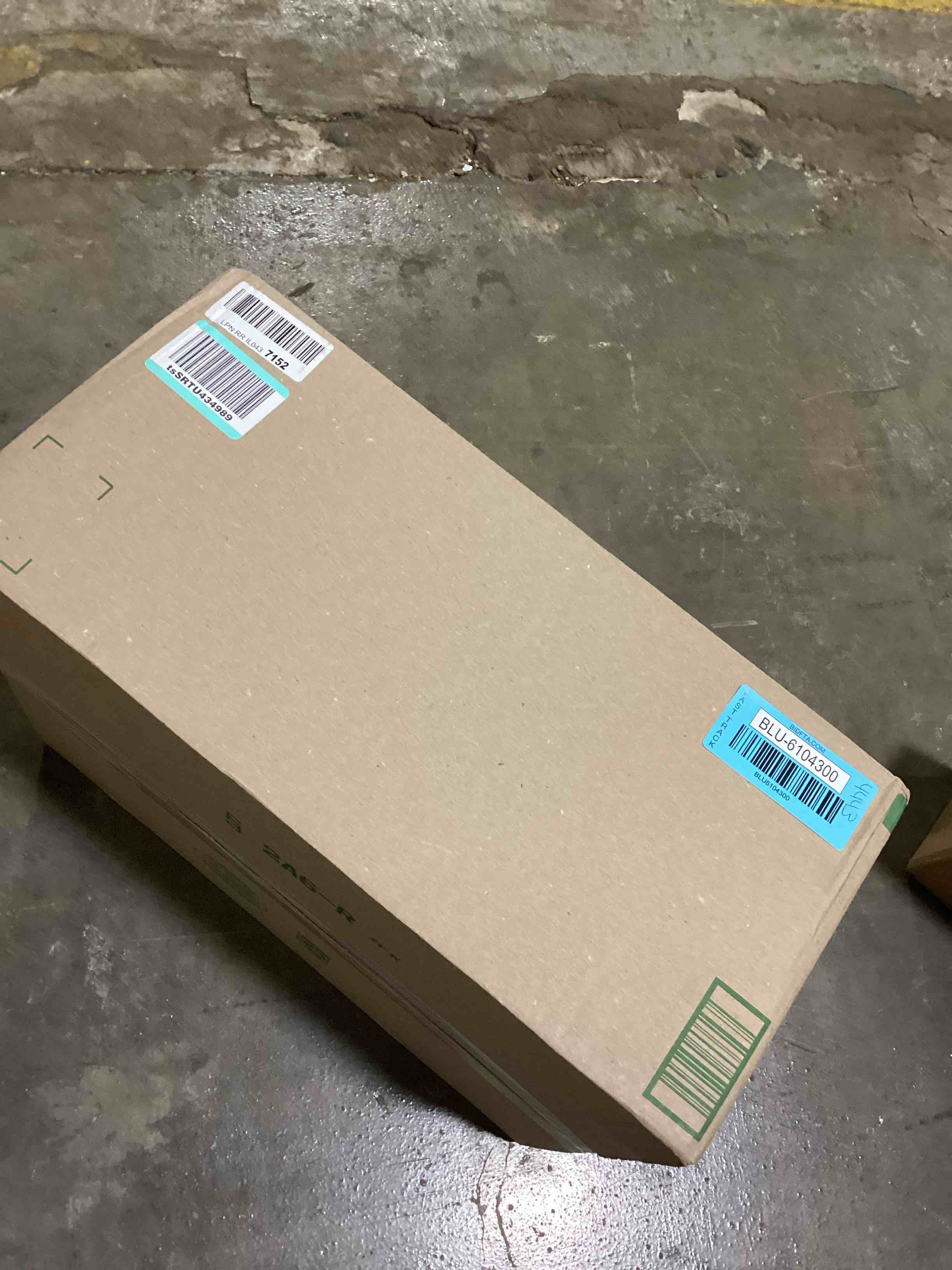 https://s3.amazonaws.com/lotting-images-prod/bidfta/BLU6104300_1718197695535.jpeg