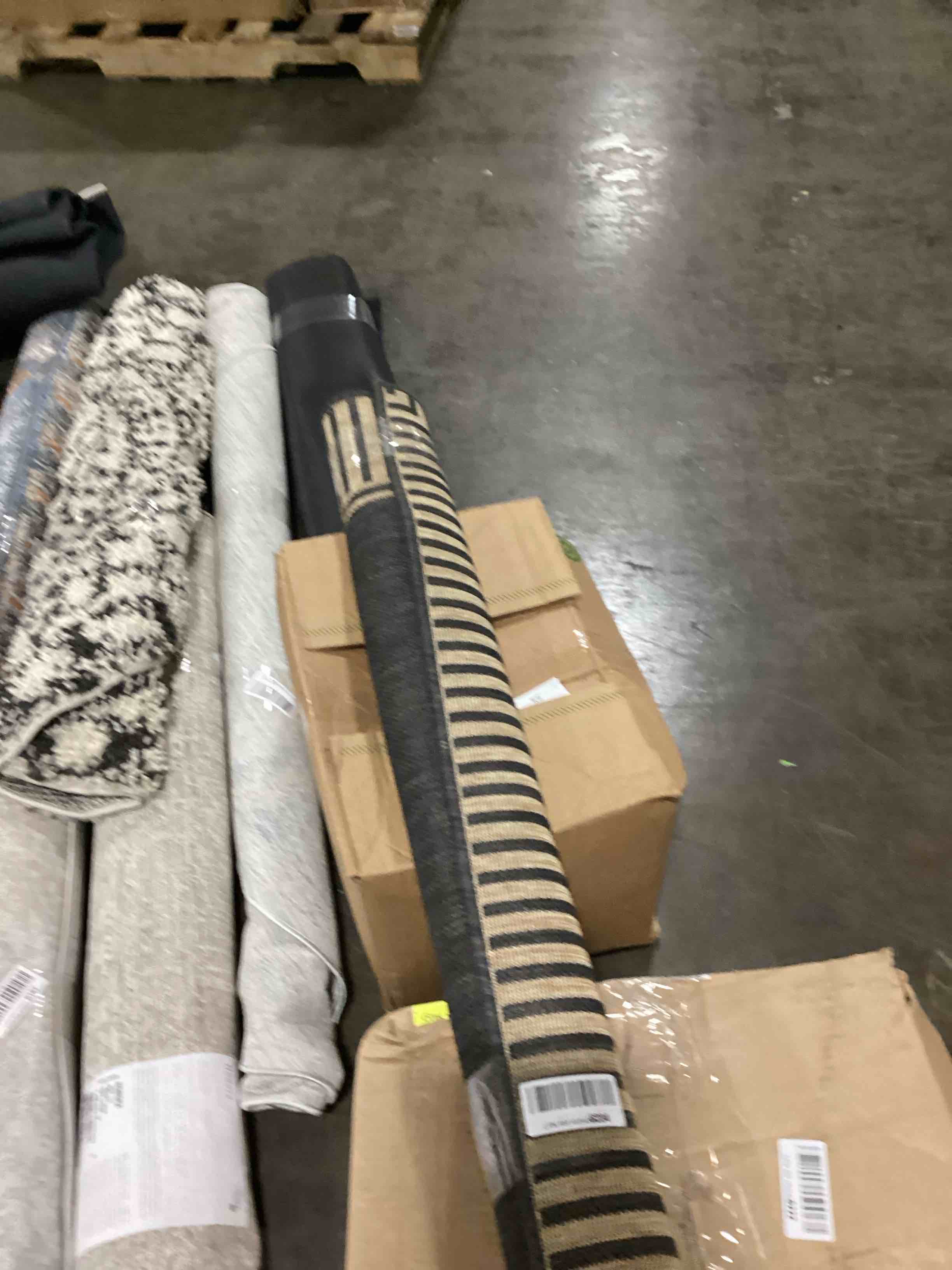 https://s3.amazonaws.com/lotting-images-prod/bidfta/BLU6107779_1718389202802.jpeg