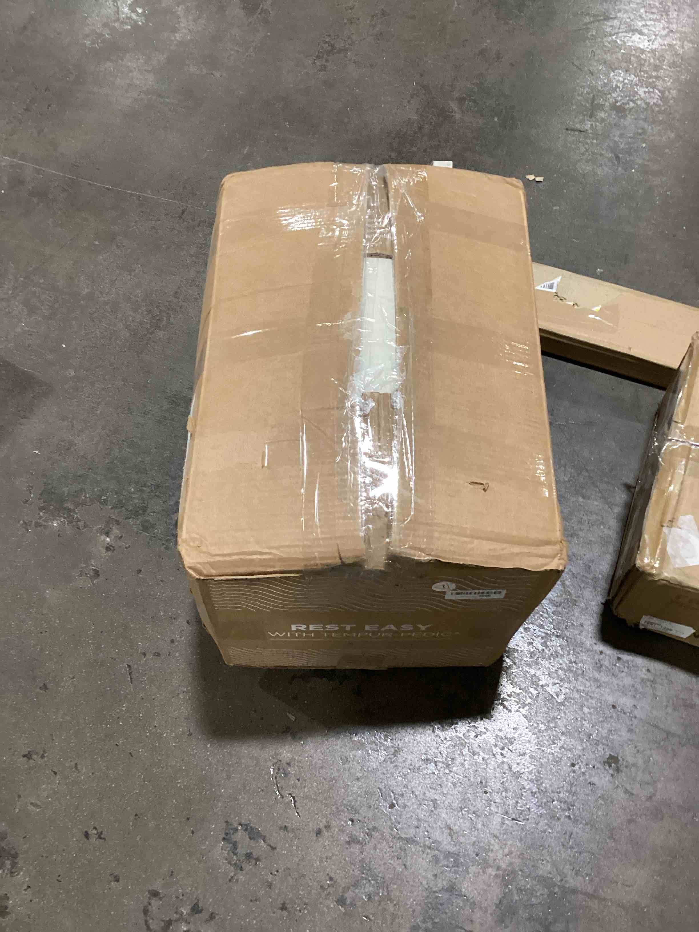 https://s3.amazonaws.com/lotting-images-prod/bidfta/BLU6109979_1714754738456.jpeg