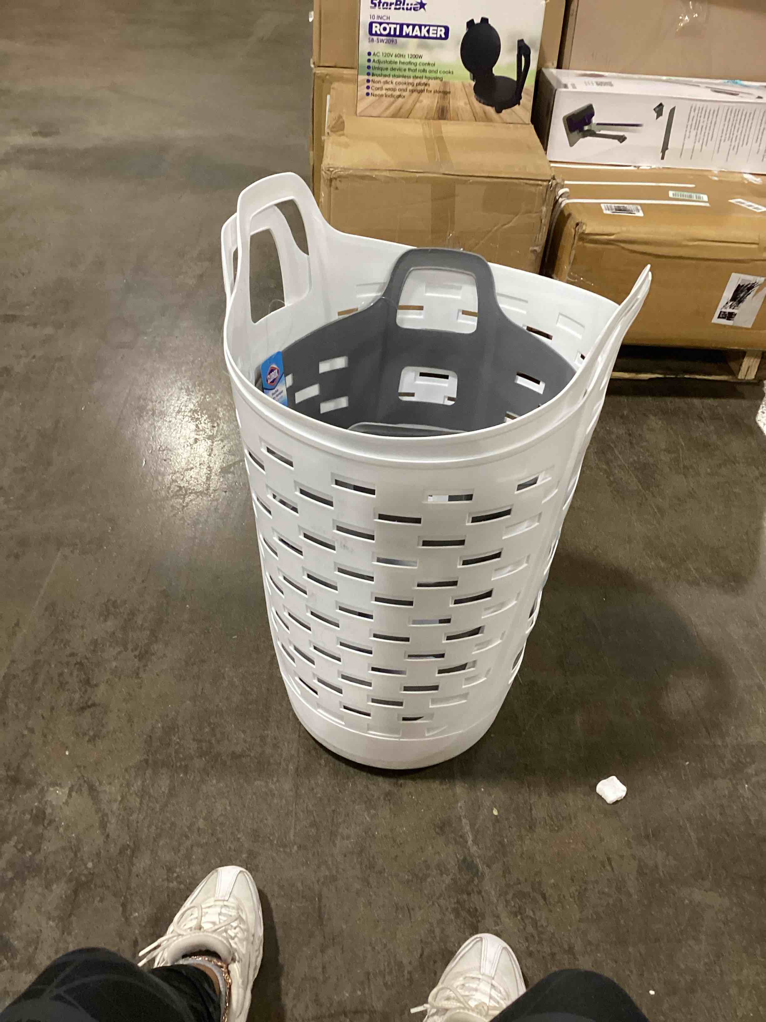 https://s3.amazonaws.com/lotting-images-prod/bidfta/BLU6109986_1714747699567.jpeg