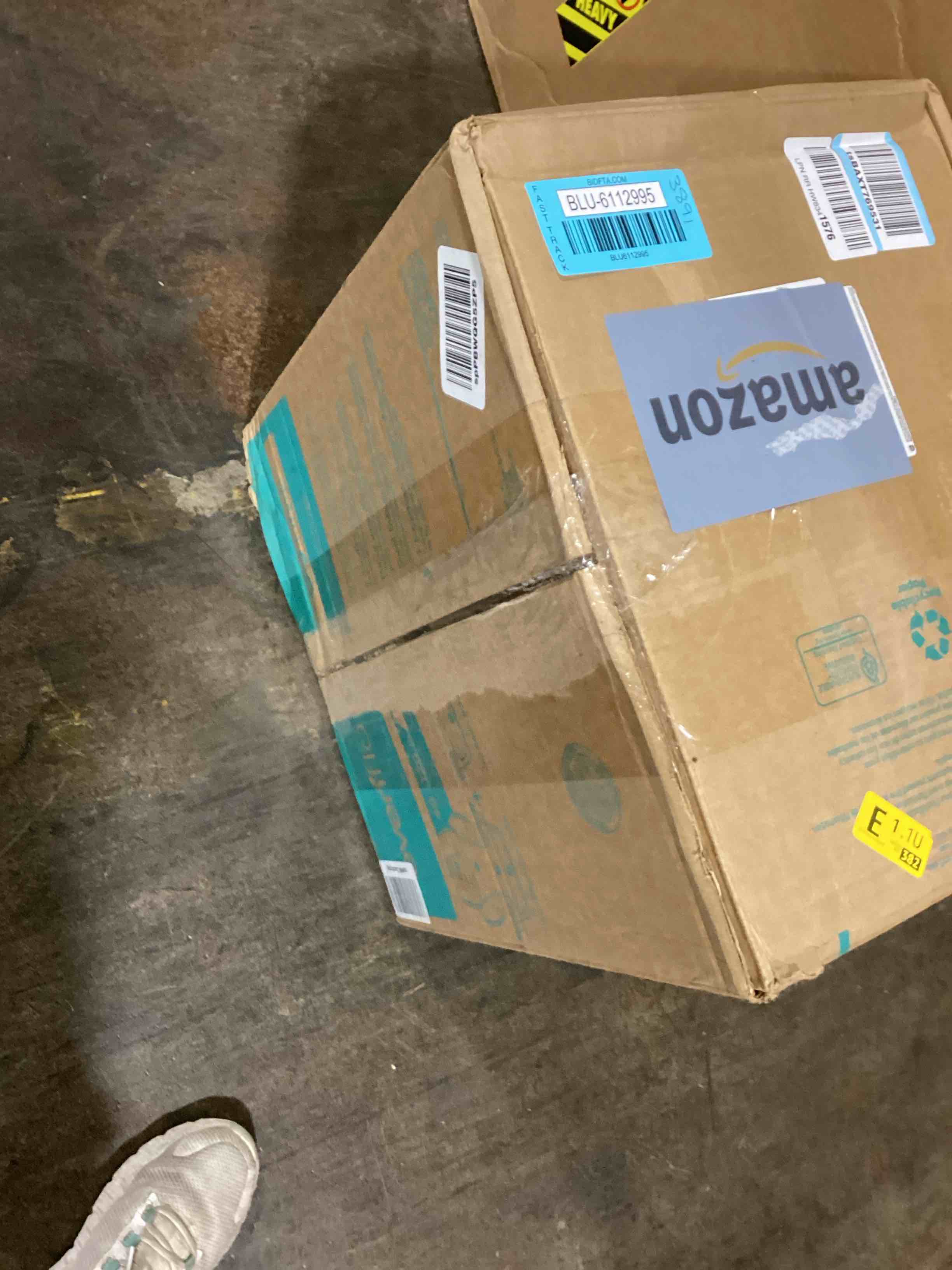 https://s3.amazonaws.com/lotting-images-prod/bidfta/BLU6112995_1716385745182.jpeg