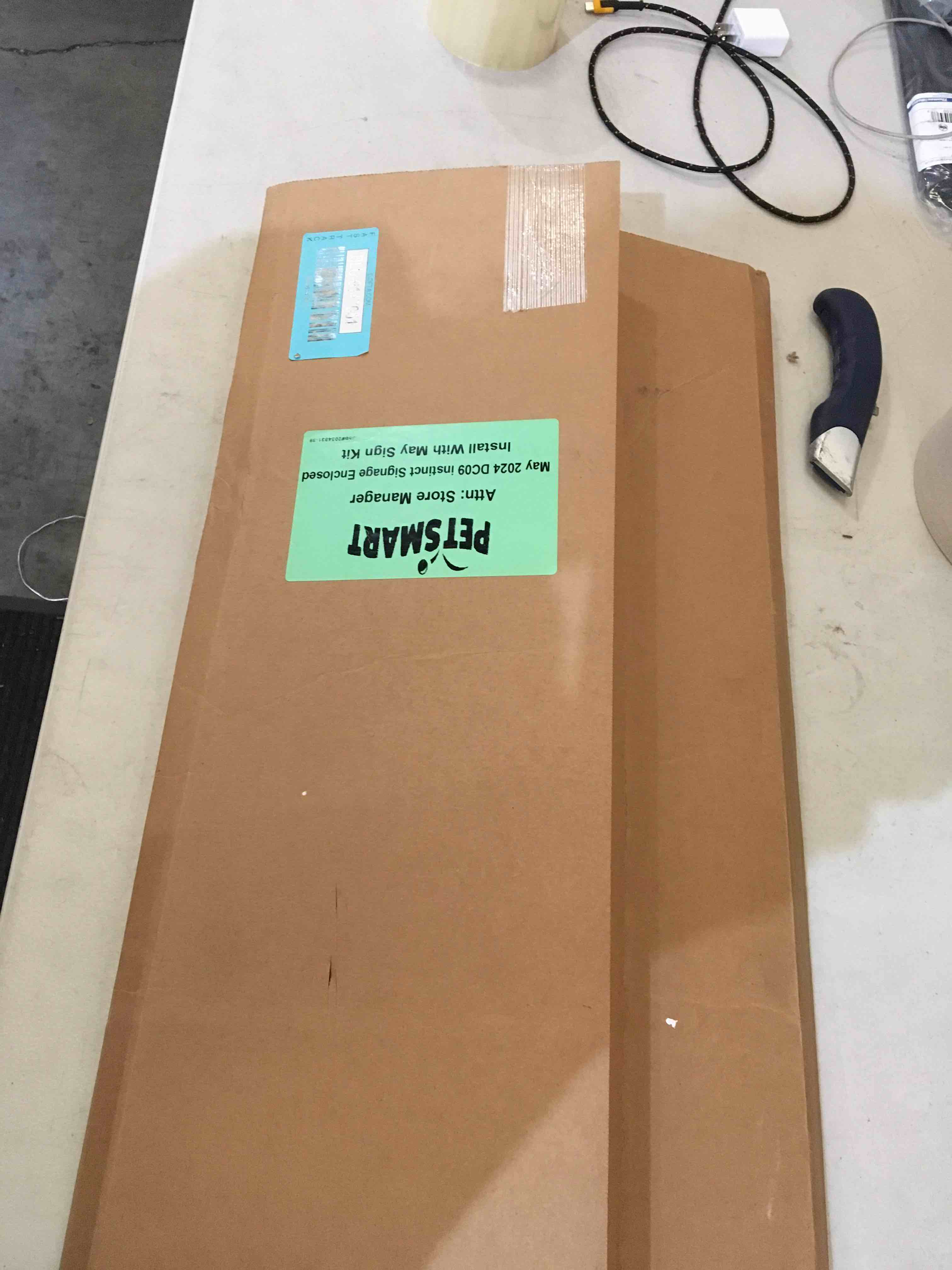 https://s3.amazonaws.com/lotting-images-prod/bidfta/BLU6147051_1714576835710.jpeg