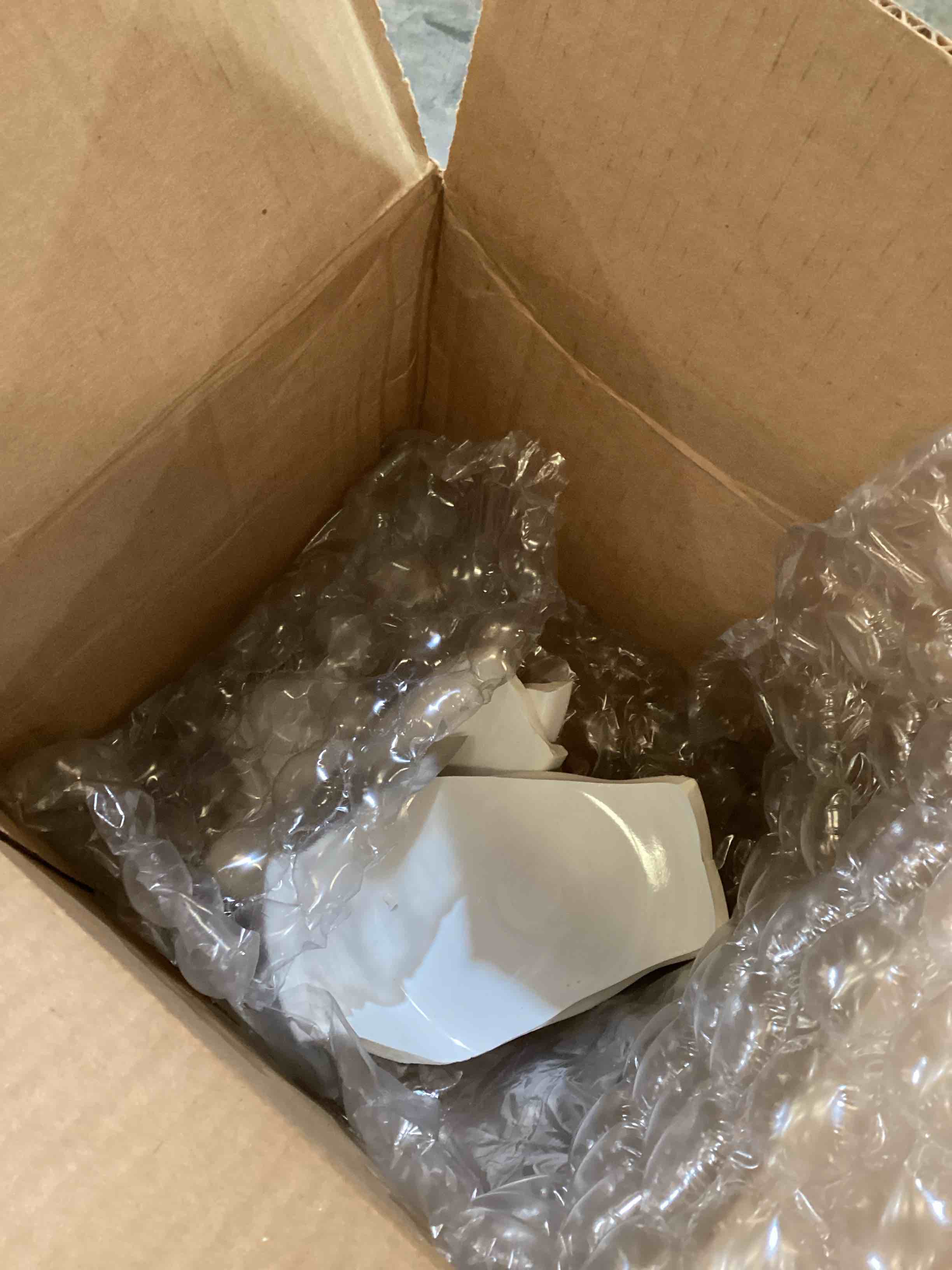 https://s3.amazonaws.com/lotting-images-prod/bidfta/BLU6147057_1714576292005.jpeg