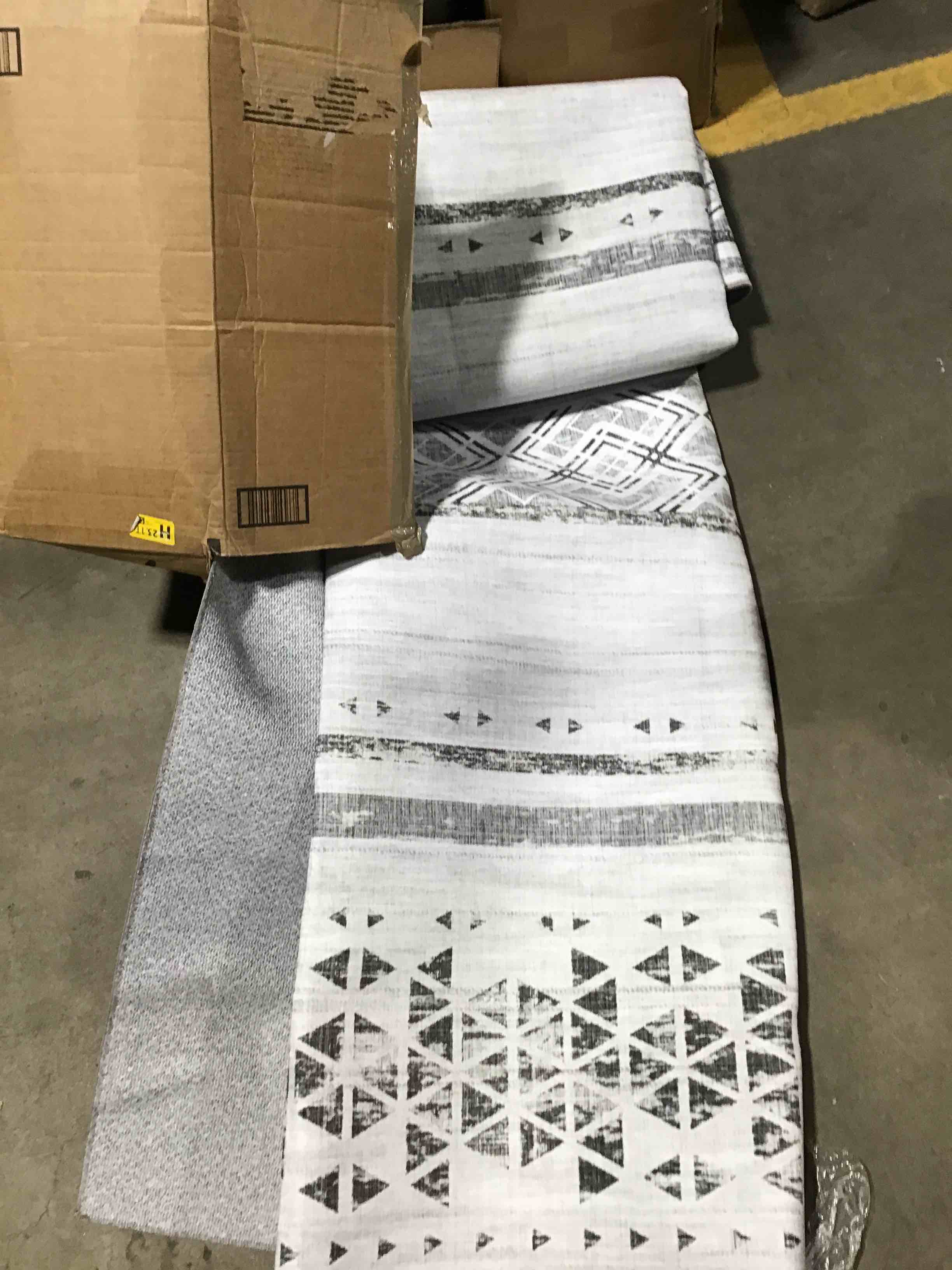 https://s3.amazonaws.com/lotting-images-prod/bidfta/BLU6191424_1715955202603.jpeg