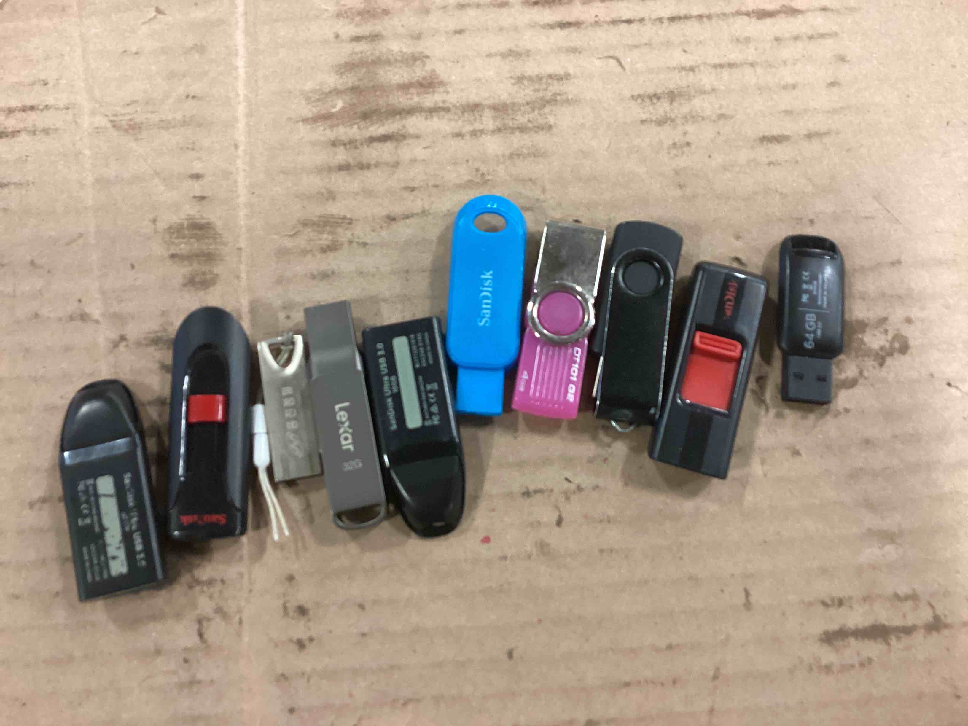 ASSORTED USB DATA FLASH DRIVES
