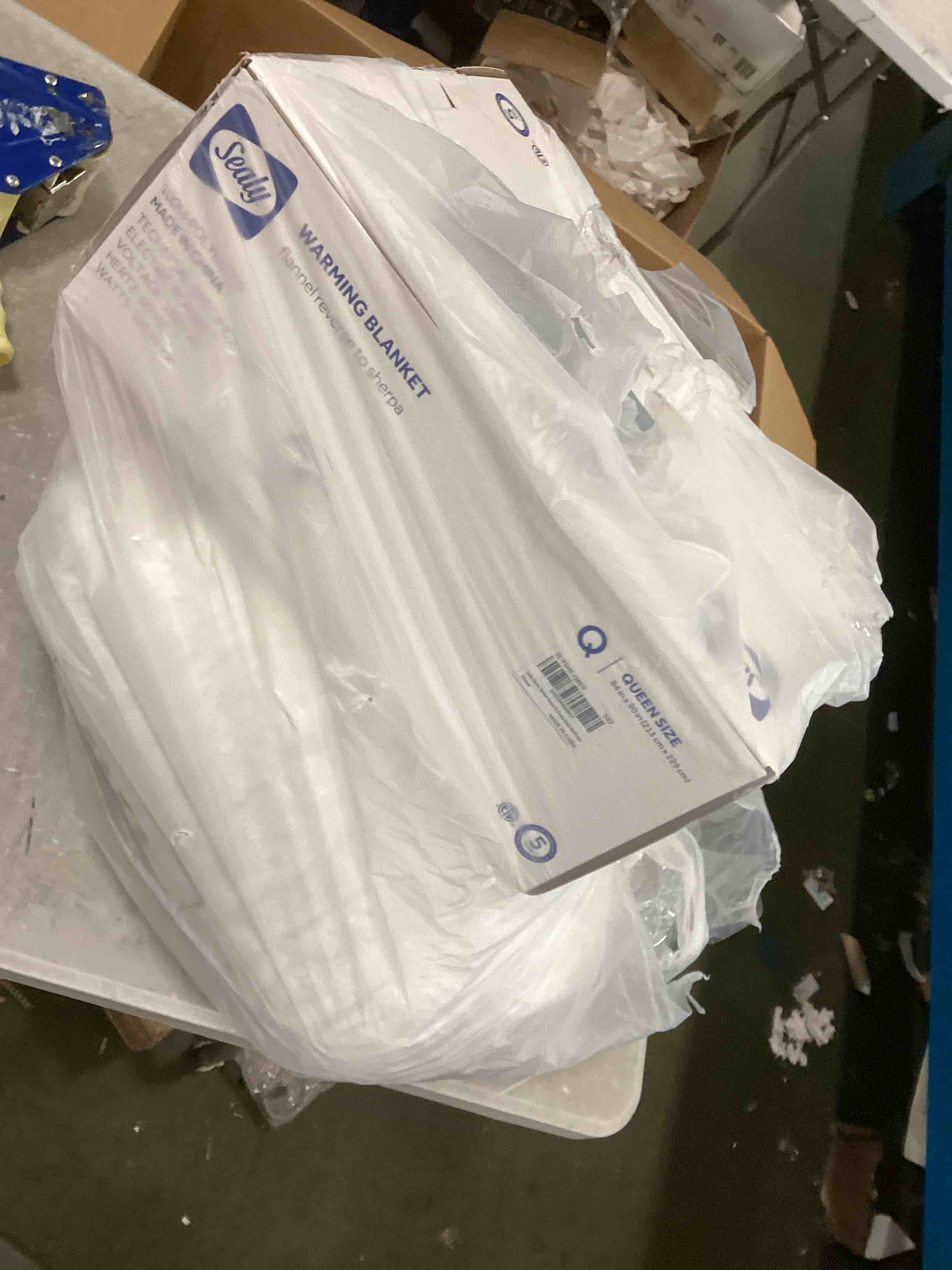 https://s3.amazonaws.com/lotting-images-prod/bidfta/BLU6248366_1713961456071.jpeg