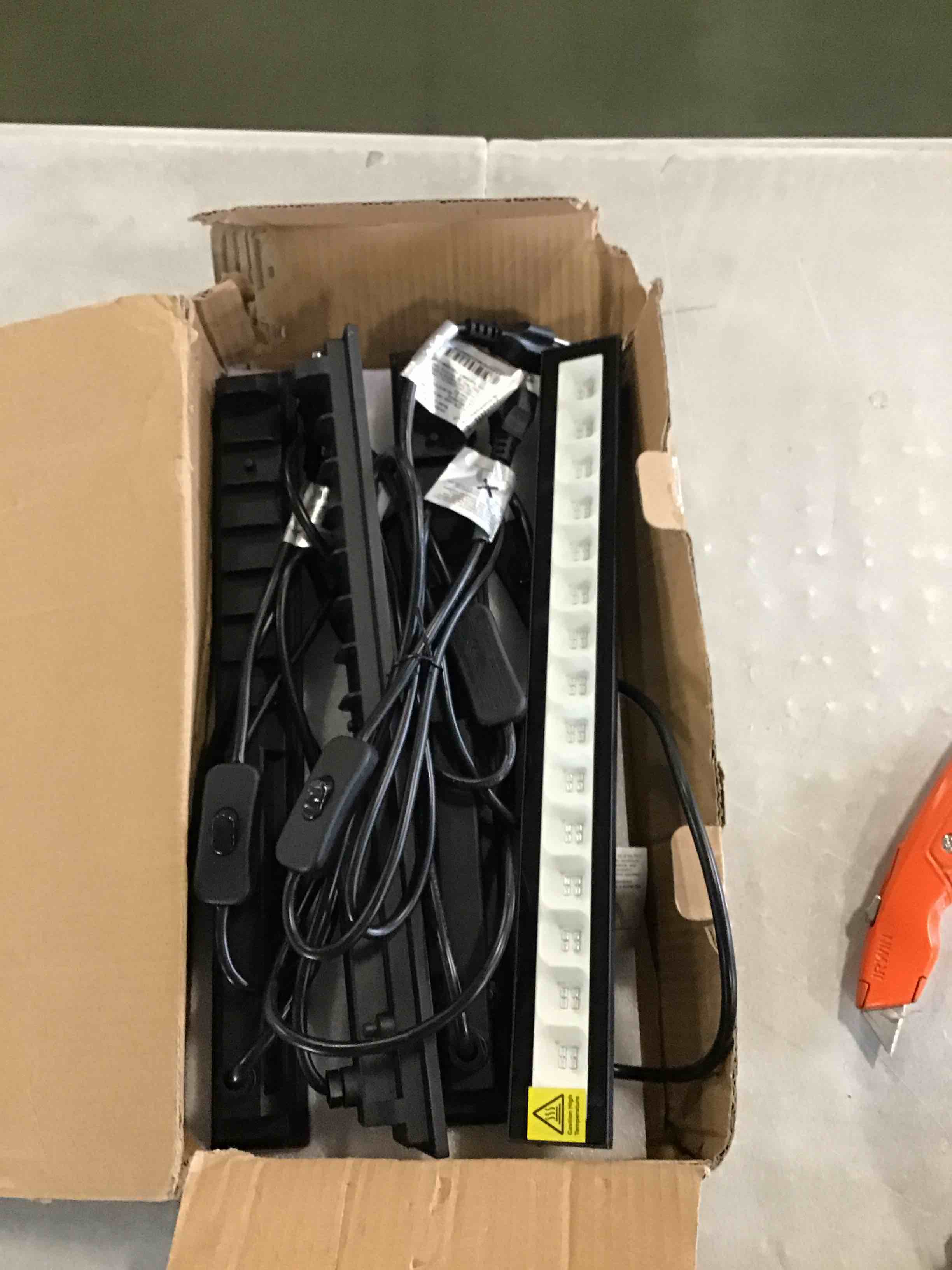 https://s3.amazonaws.com/lotting-images-prod/bidfta/BLU6249452_1713883571288.jpeg