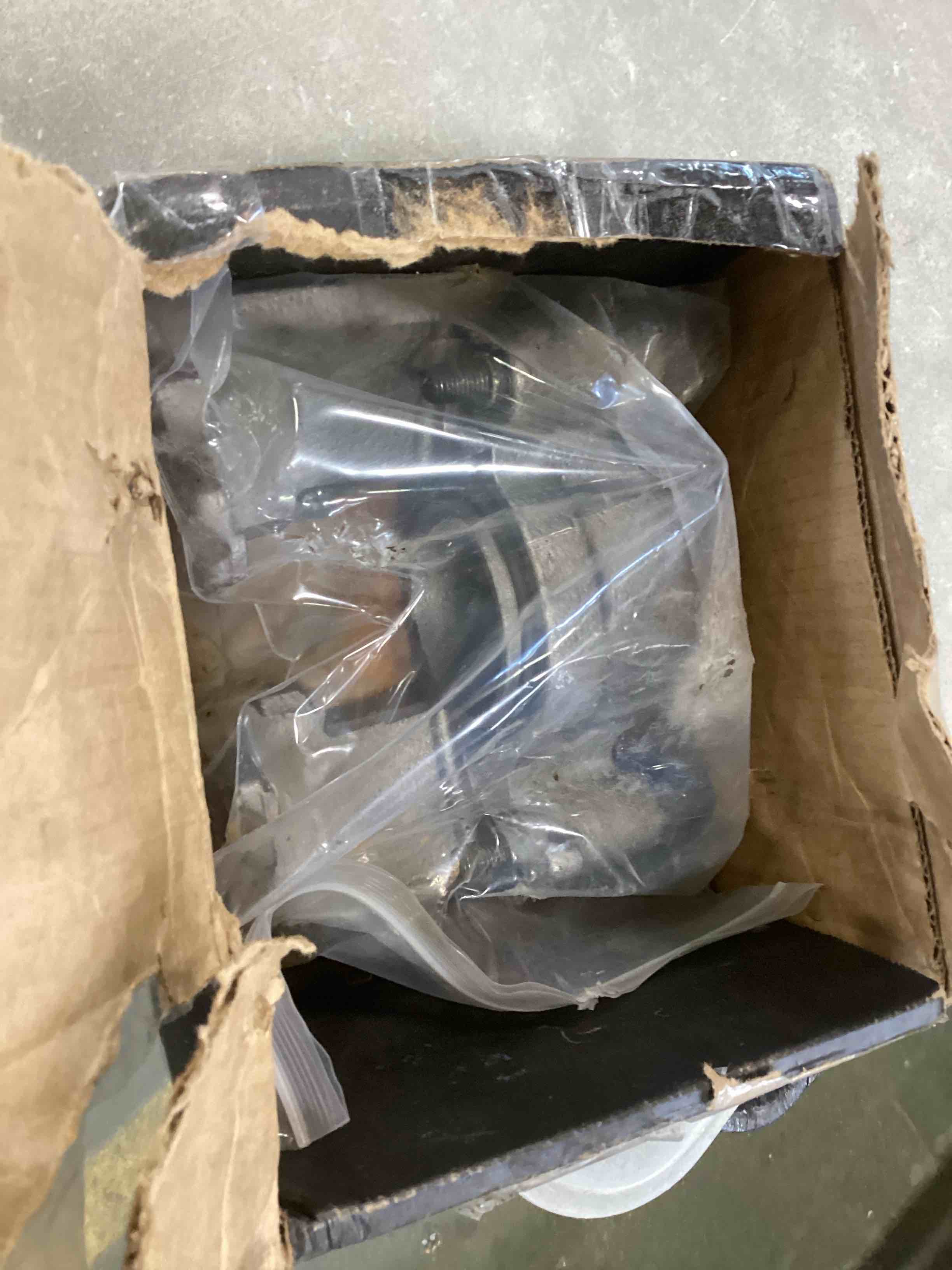 https://s3.amazonaws.com/lotting-images-prod/bidfta/BLU6255550_1713281455552.jpeg