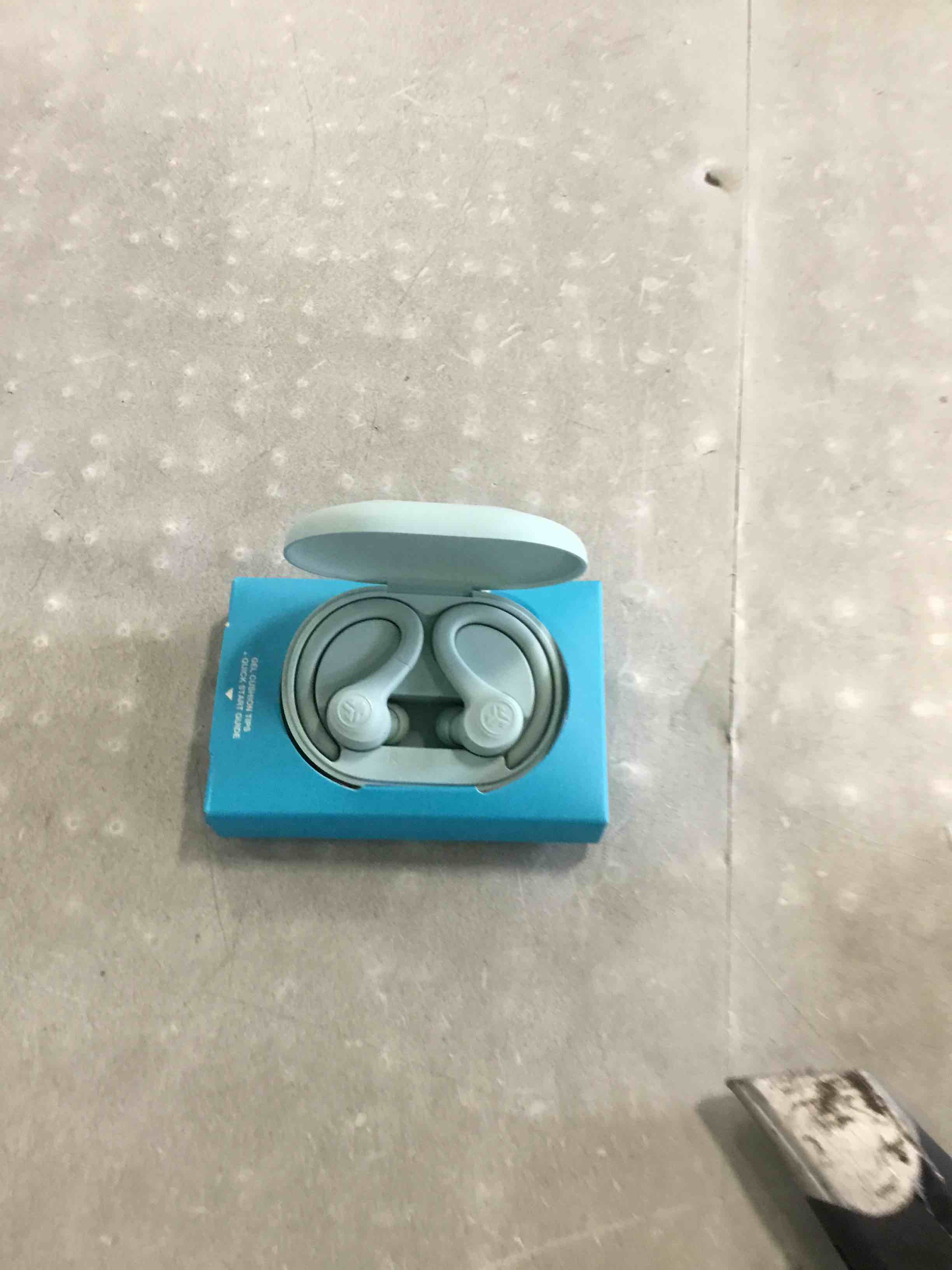 https://s3.amazonaws.com/lotting-images-prod/bidfta/BLU6263299_1715369764756.jpeg
