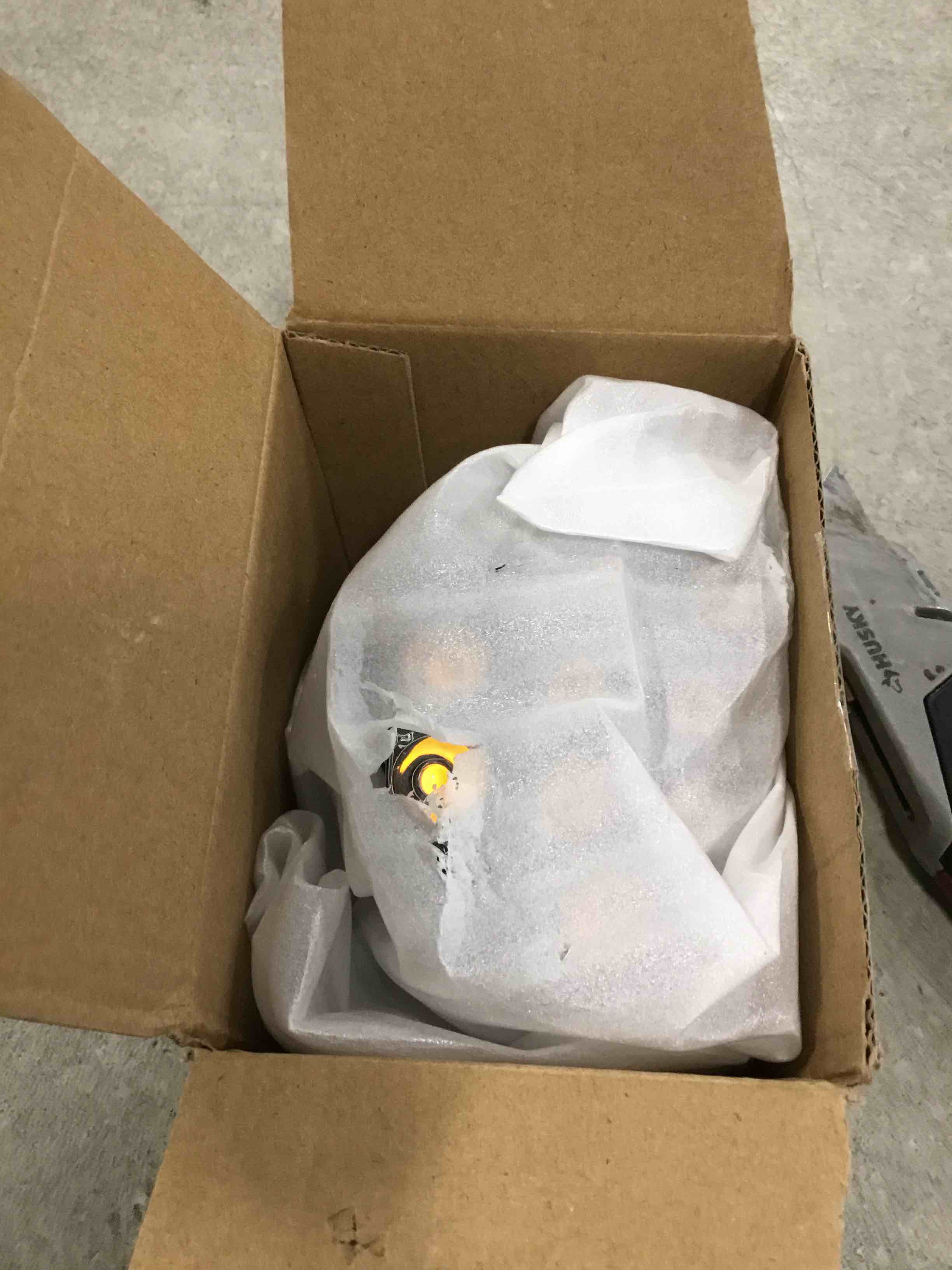https://s3.amazonaws.com/lotting-images-prod/bidfta/BLU6266773_1715435304179.jpeg