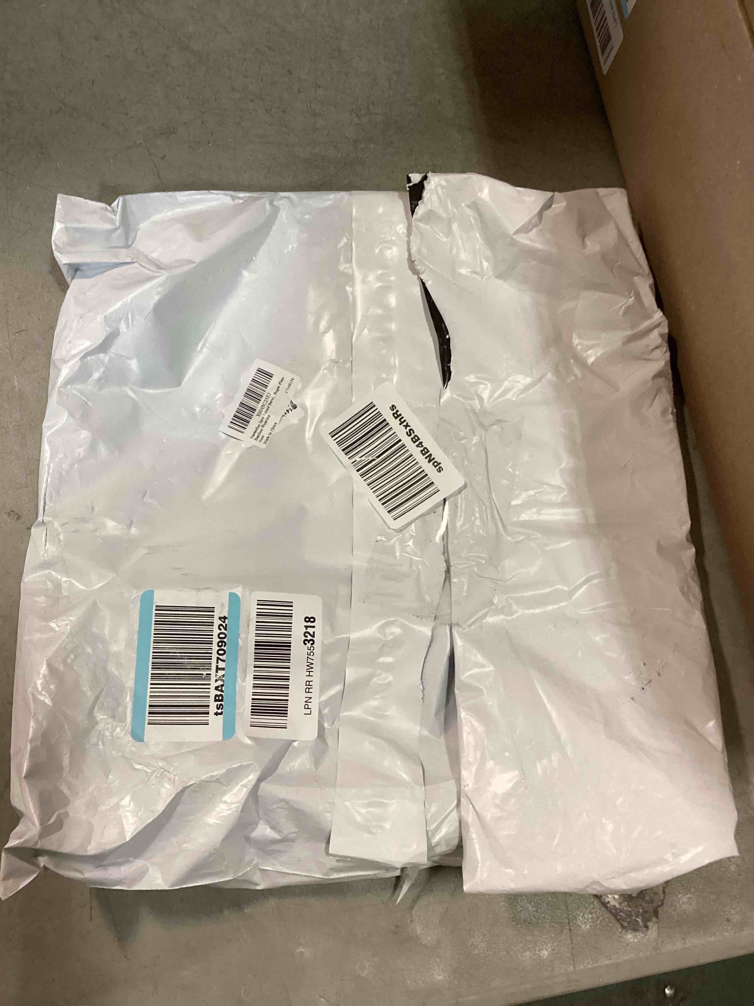 https://s3.amazonaws.com/lotting-images-prod/bidfta/BLU6267258_1716209038792.jpeg