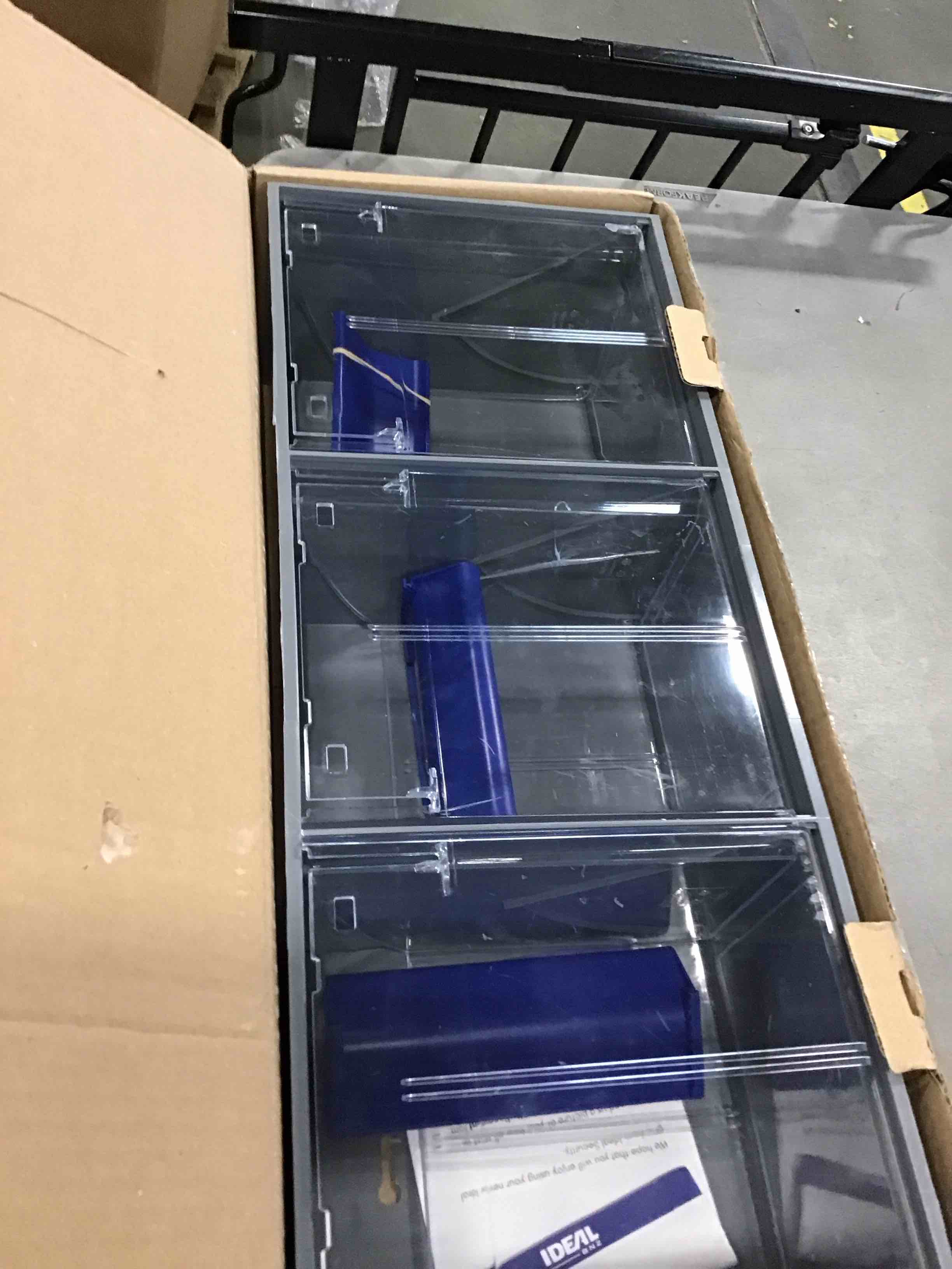 https://s3.amazonaws.com/lotting-images-prod/bidfta/BLU6269510_1715343911983.jpeg