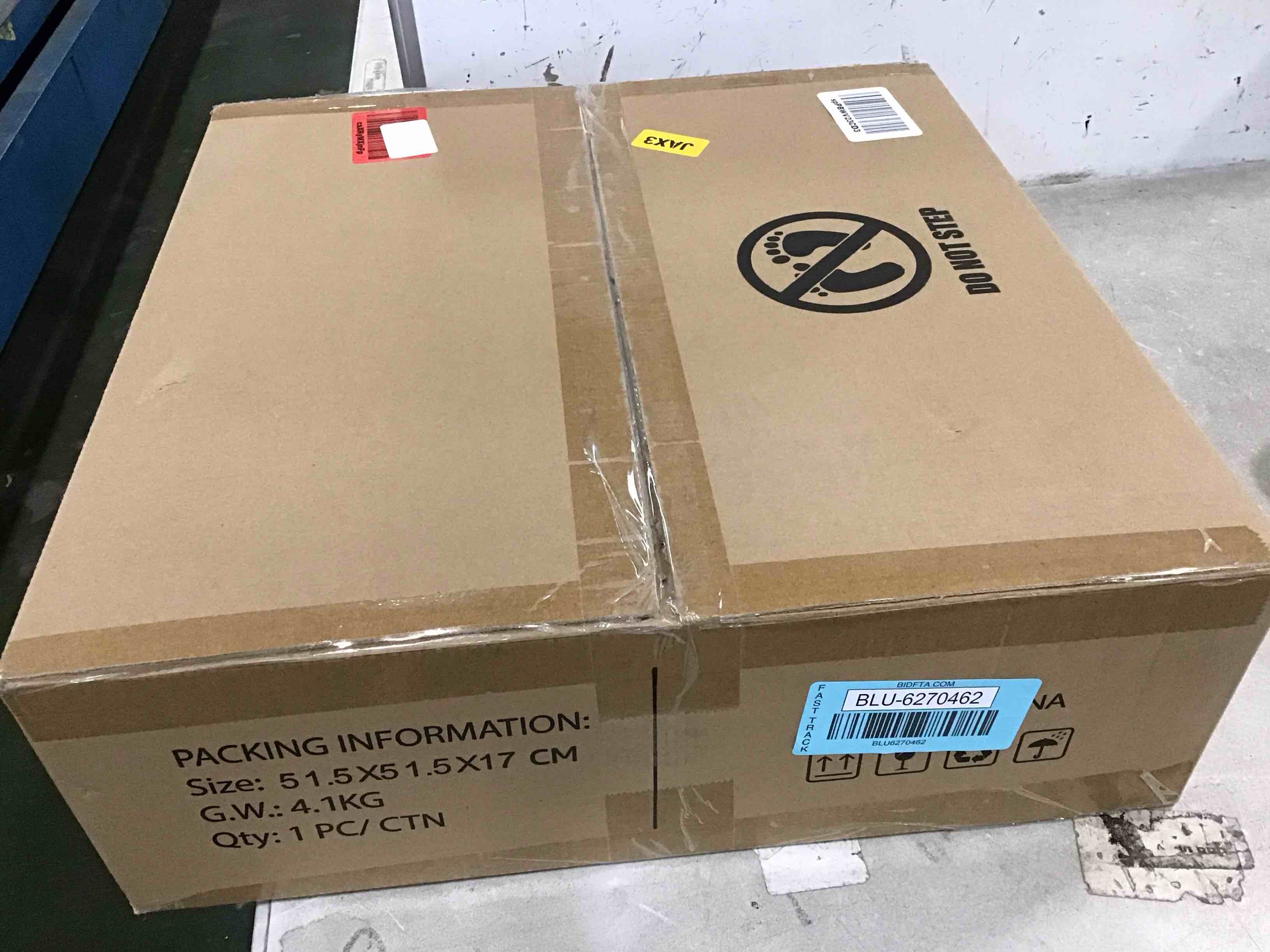 https://s3.amazonaws.com/lotting-images-prod/bidfta/BLU6270462_1715099494616.jpeg
