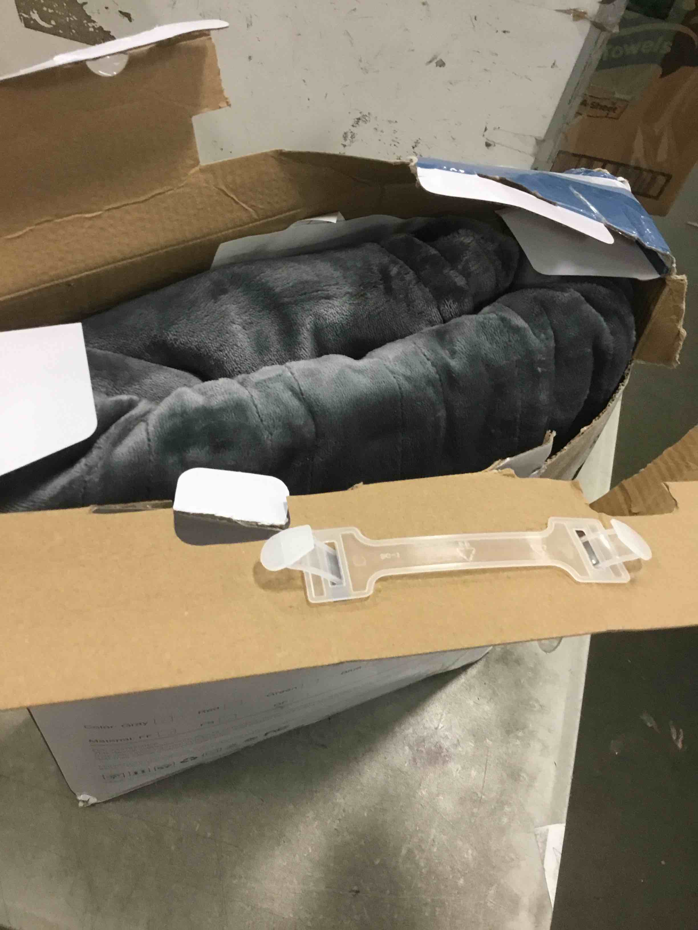 https://s3.amazonaws.com/lotting-images-prod/bidfta/BLU6272139_1713184627966.jpeg