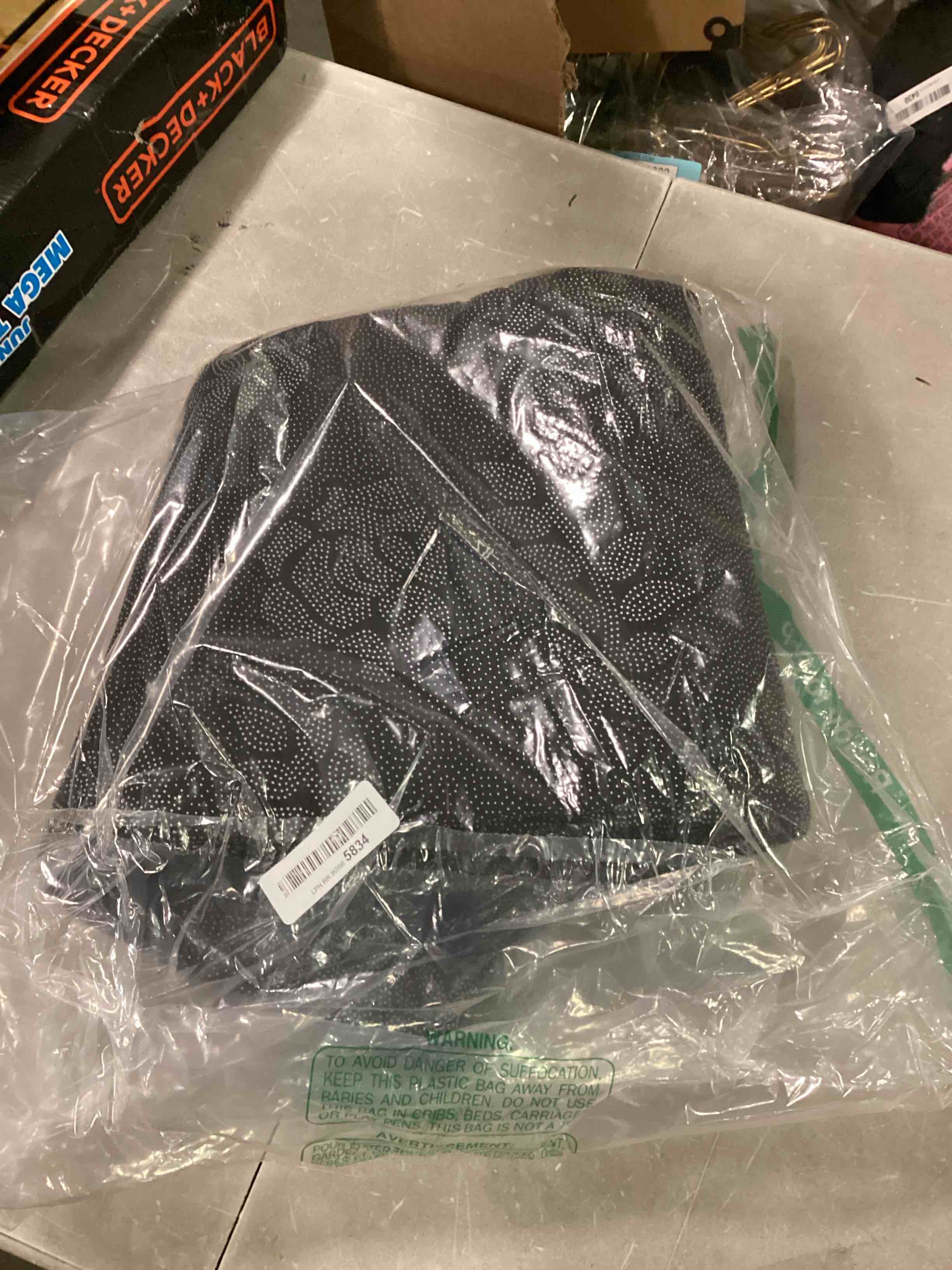 https://s3.amazonaws.com/lotting-images-prod/bidfta/BLU6289108_1713972523812.jpeg