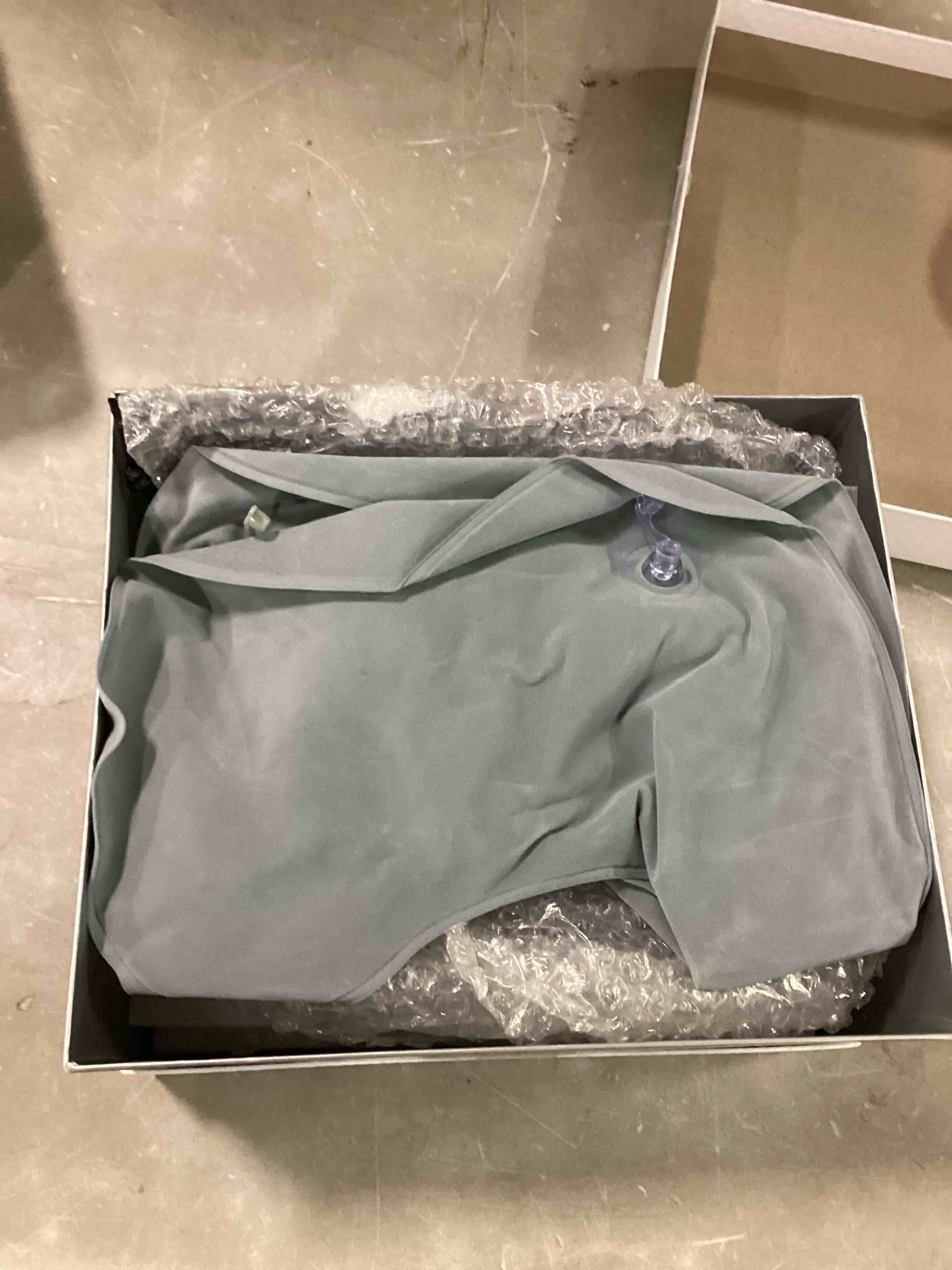 https://s3.amazonaws.com/lotting-images-prod/bidfta/BLU6289483_1714139801468.jpeg