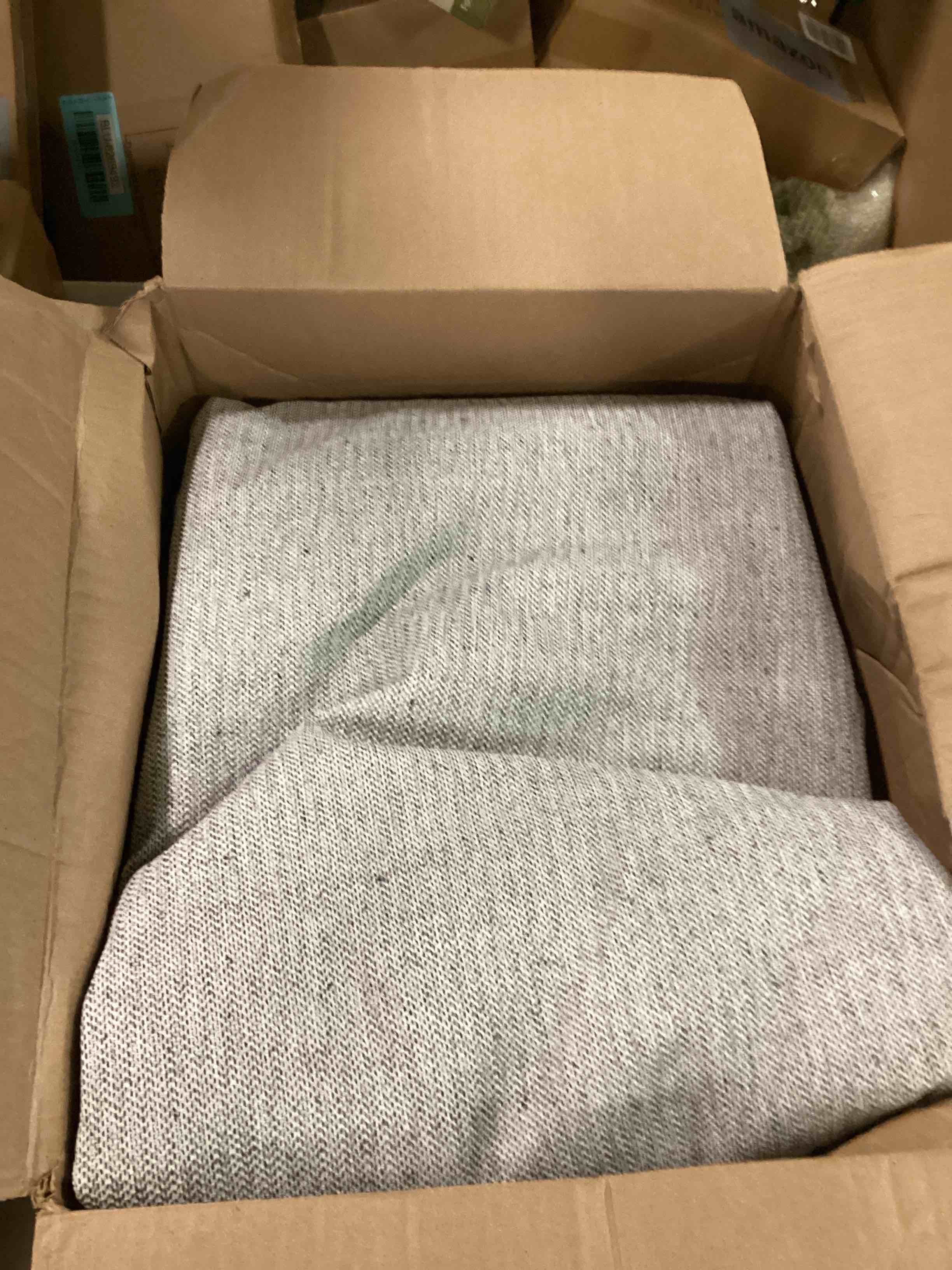 https://s3.amazonaws.com/lotting-images-prod/bidfta/BLU6289527_1714144109084.jpeg