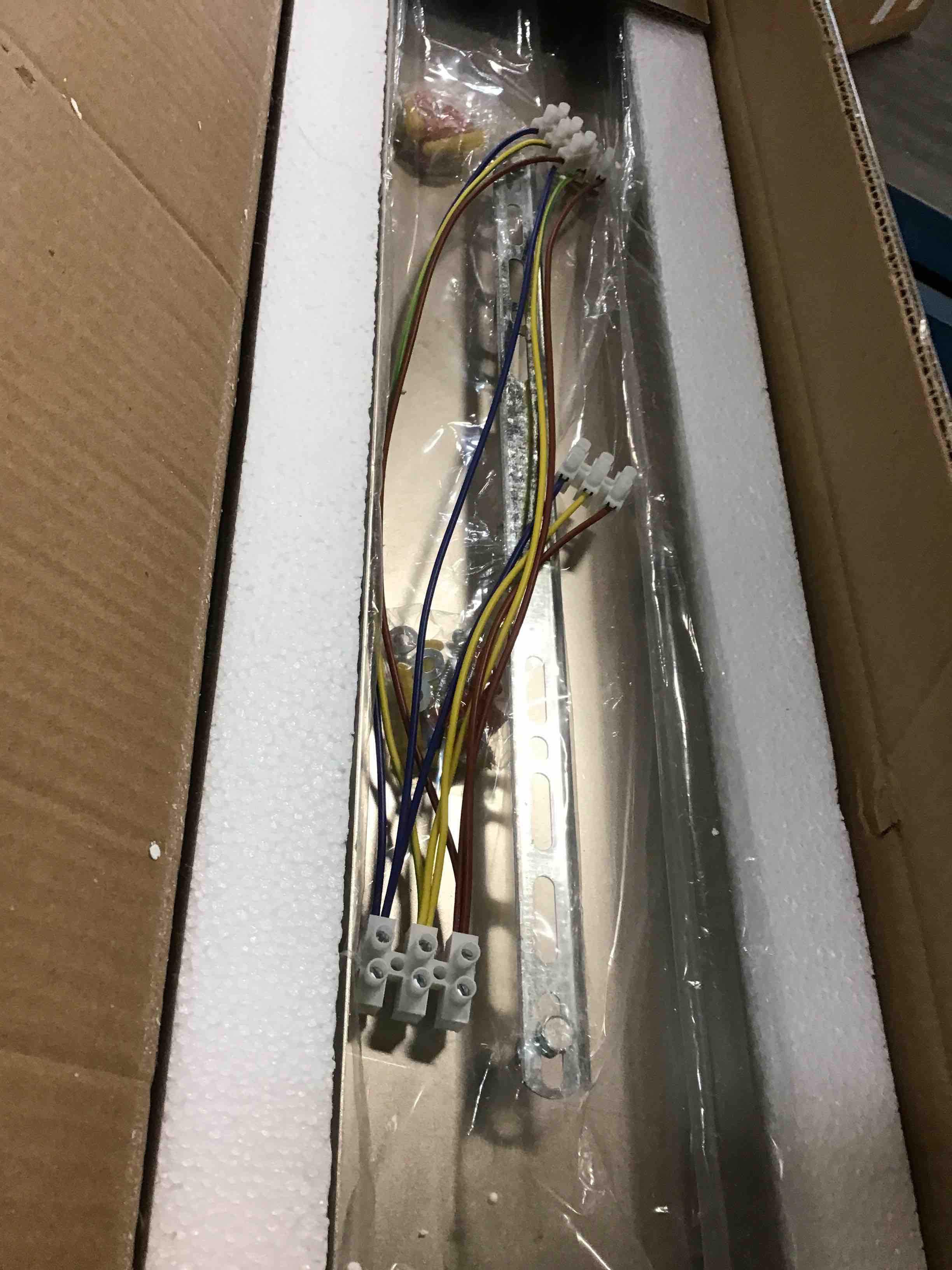 https://s3.amazonaws.com/lotting-images-prod/bidfta/BLU6292185_1713803136182.jpeg