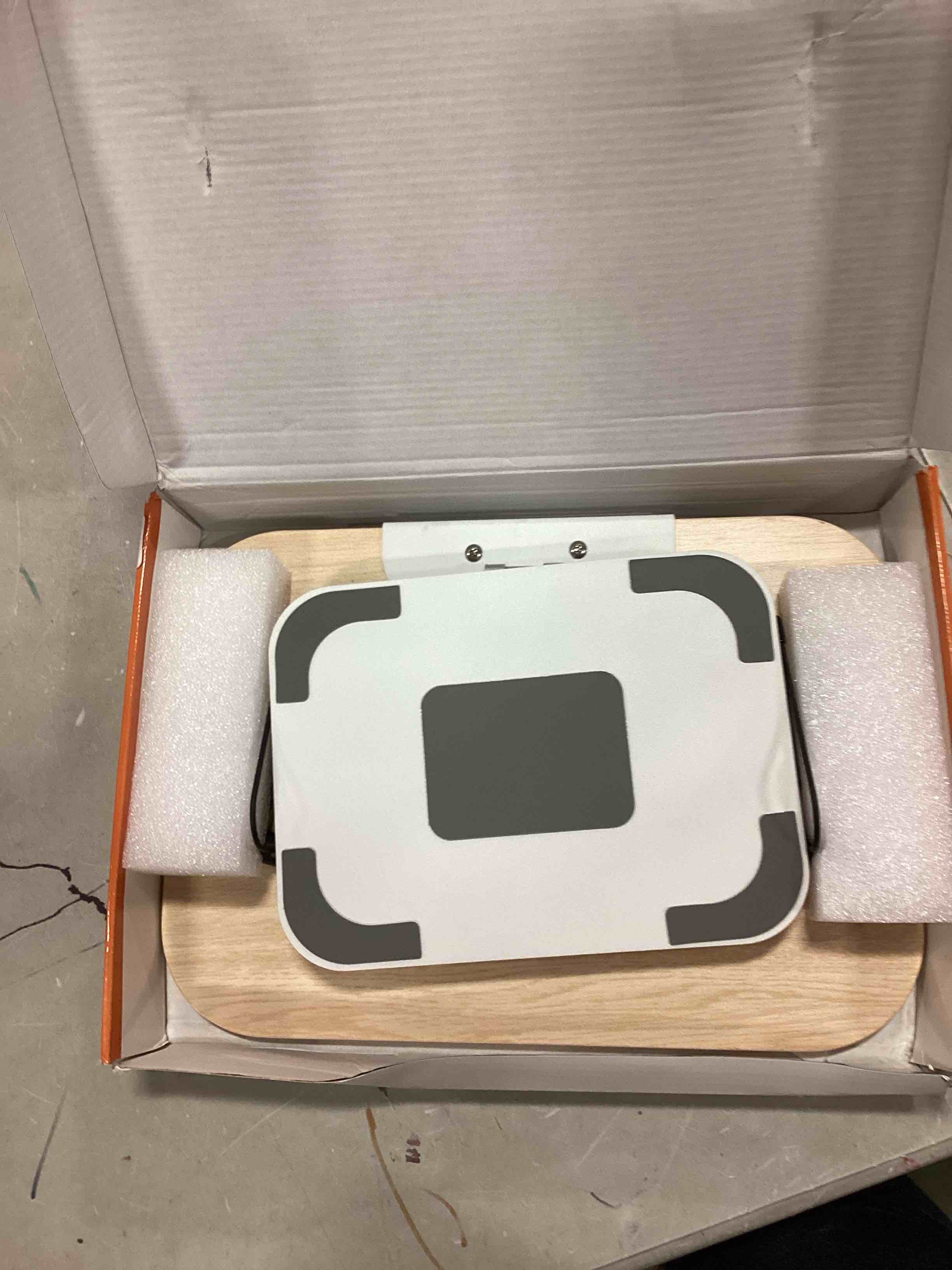 https://s3.amazonaws.com/lotting-images-prod/bidfta/BLU6296825_1713538127512.jpeg