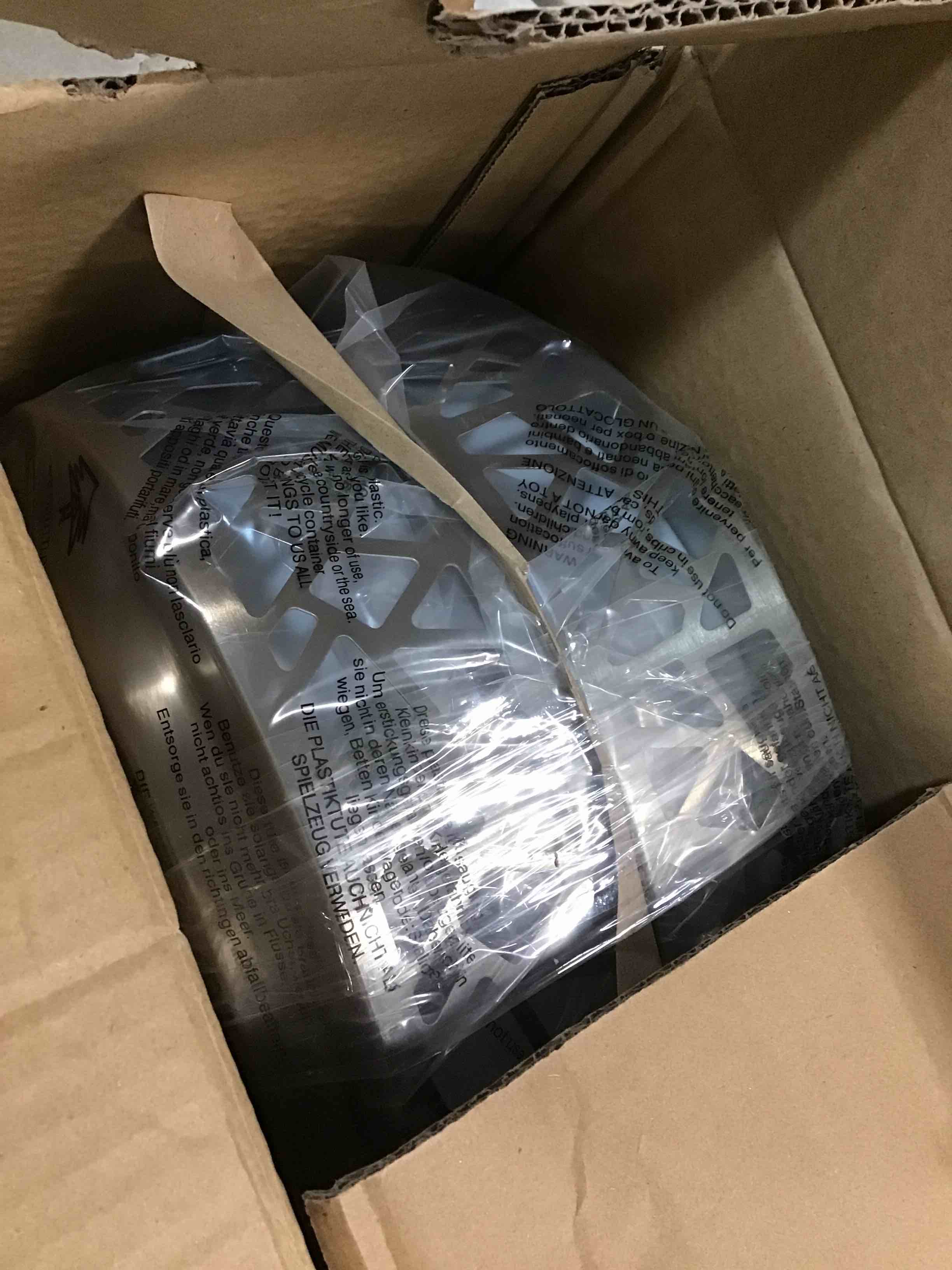 https://s3.amazonaws.com/lotting-images-prod/bidfta/BLU6299867_1713193306576.jpeg