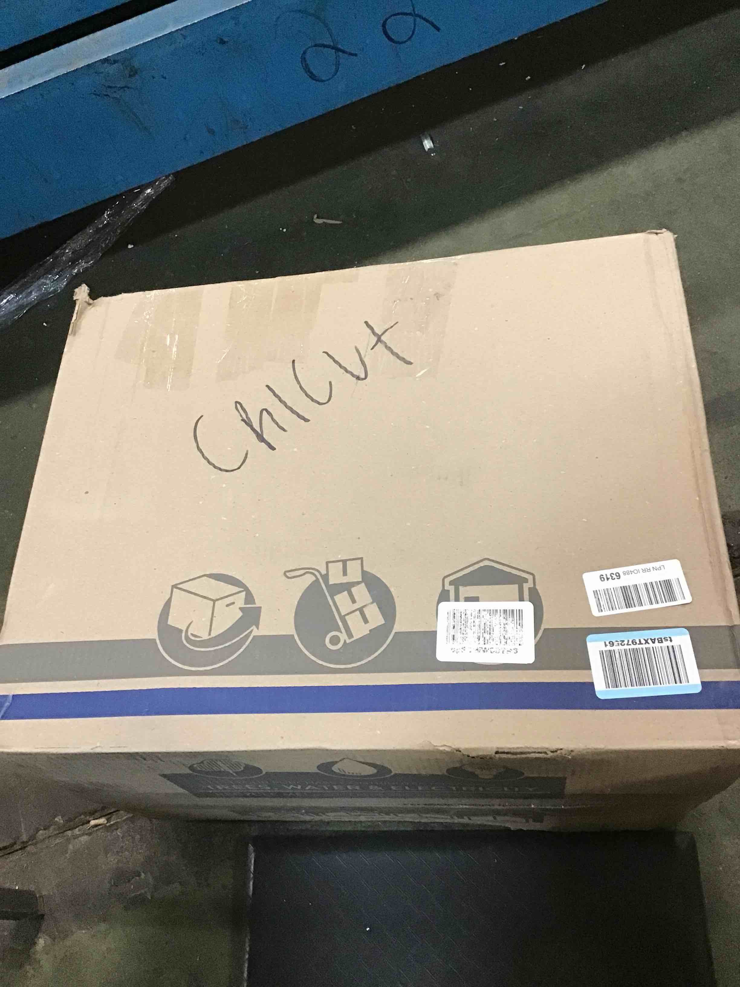 https://s3.amazonaws.com/lotting-images-prod/bidfta/BLU6300440_1713359895733.jpeg