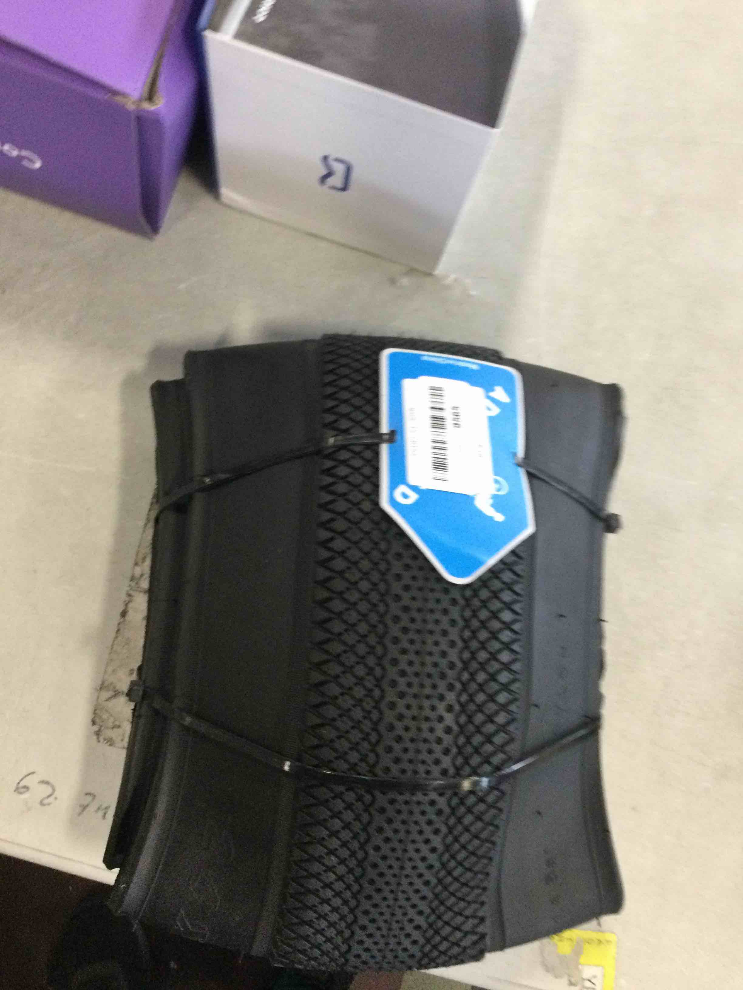 https://s3.amazonaws.com/lotting-images-prod/bidfta/BLU6301138_1712854135350.jpeg