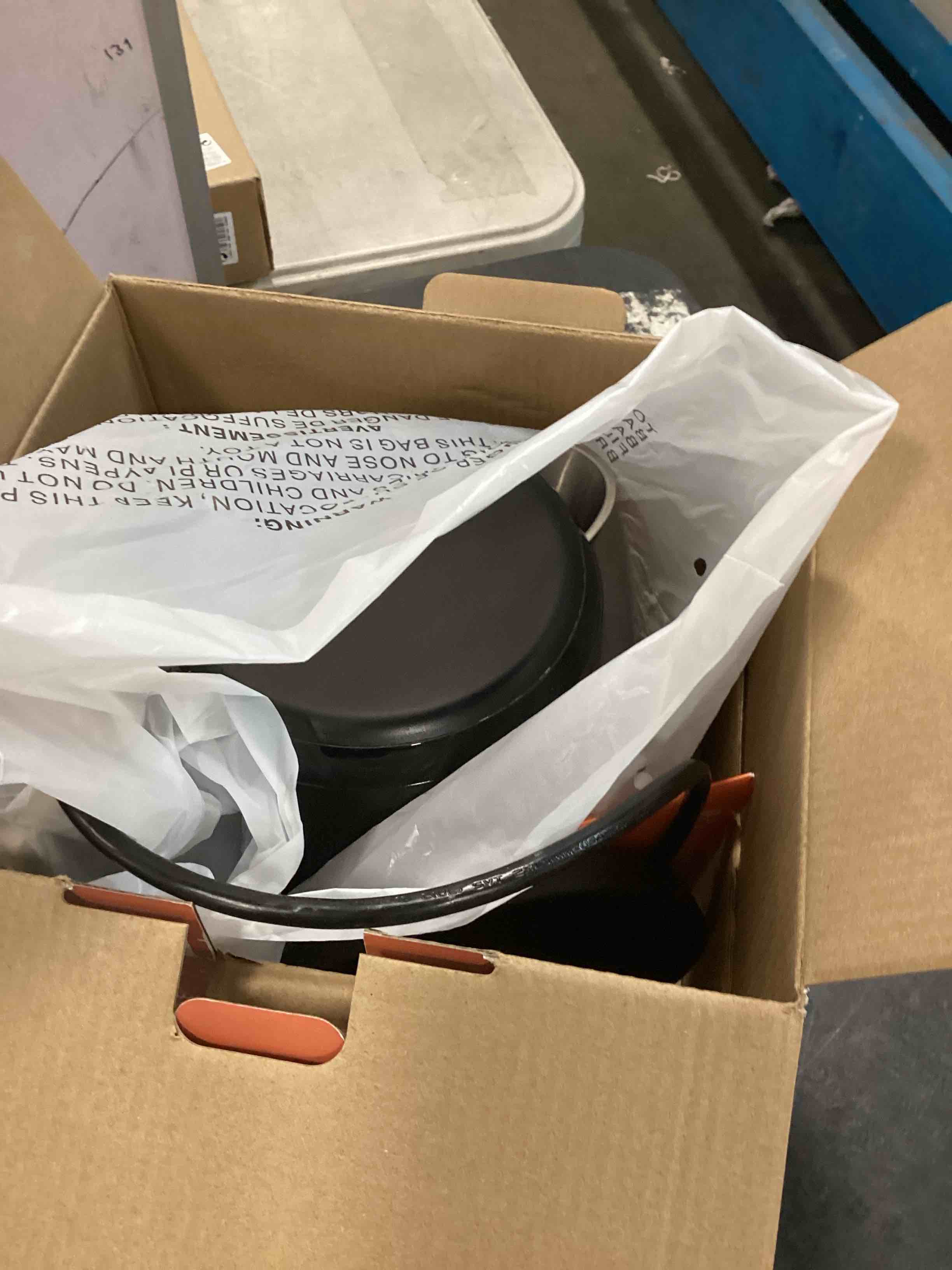 https://s3.amazonaws.com/lotting-images-prod/bidfta/BLU6302236_1712843798765.jpeg