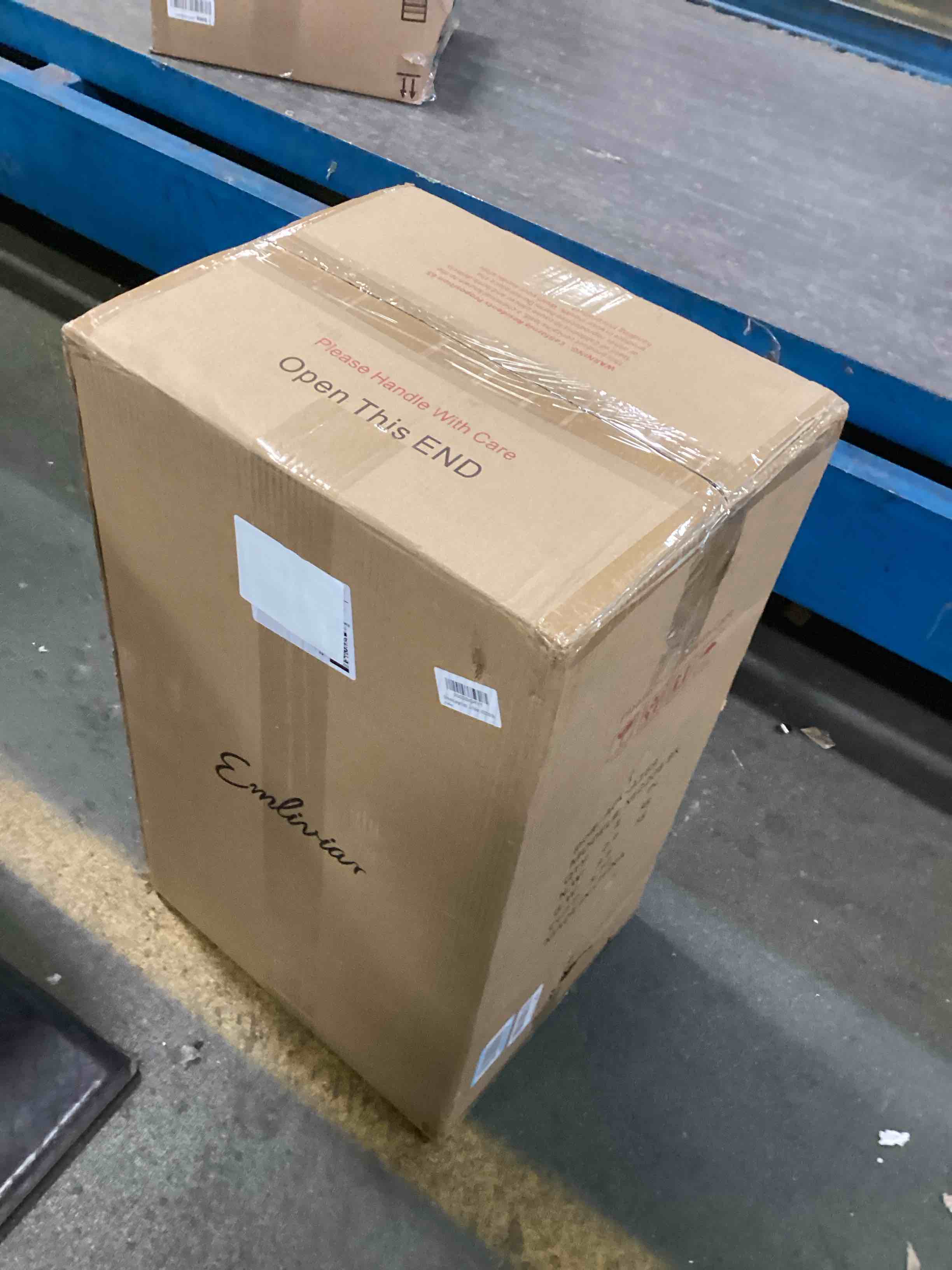 https://s3.amazonaws.com/lotting-images-prod/bidfta/BLU6303379_1713354011615.jpeg