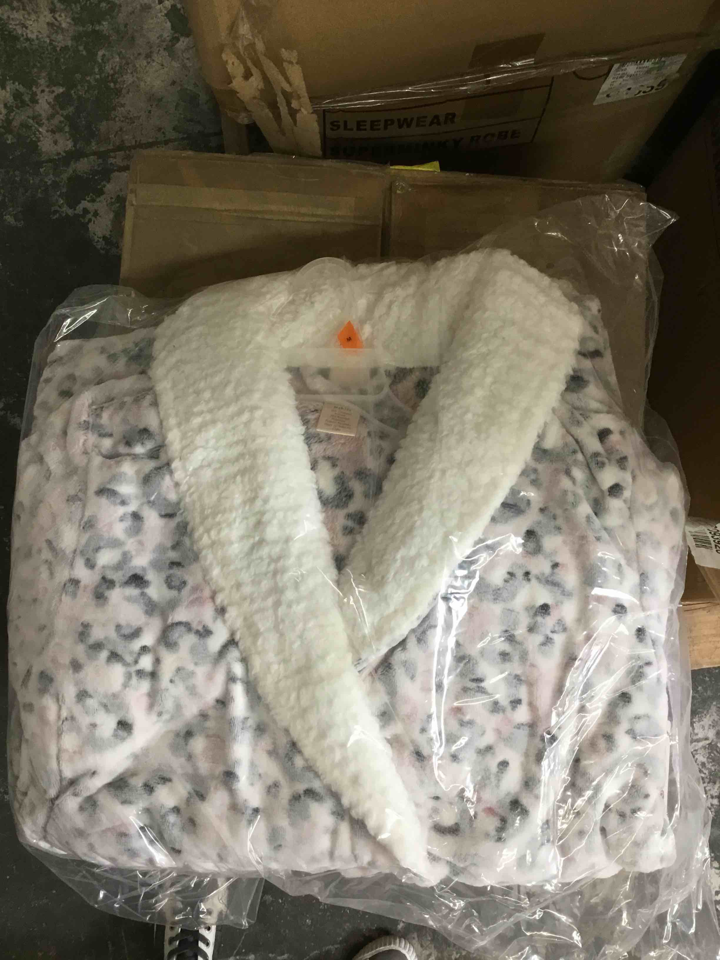 https://s3.amazonaws.com/lotting-images-prod/bidfta/BLU6304962_1713463627686.jpeg