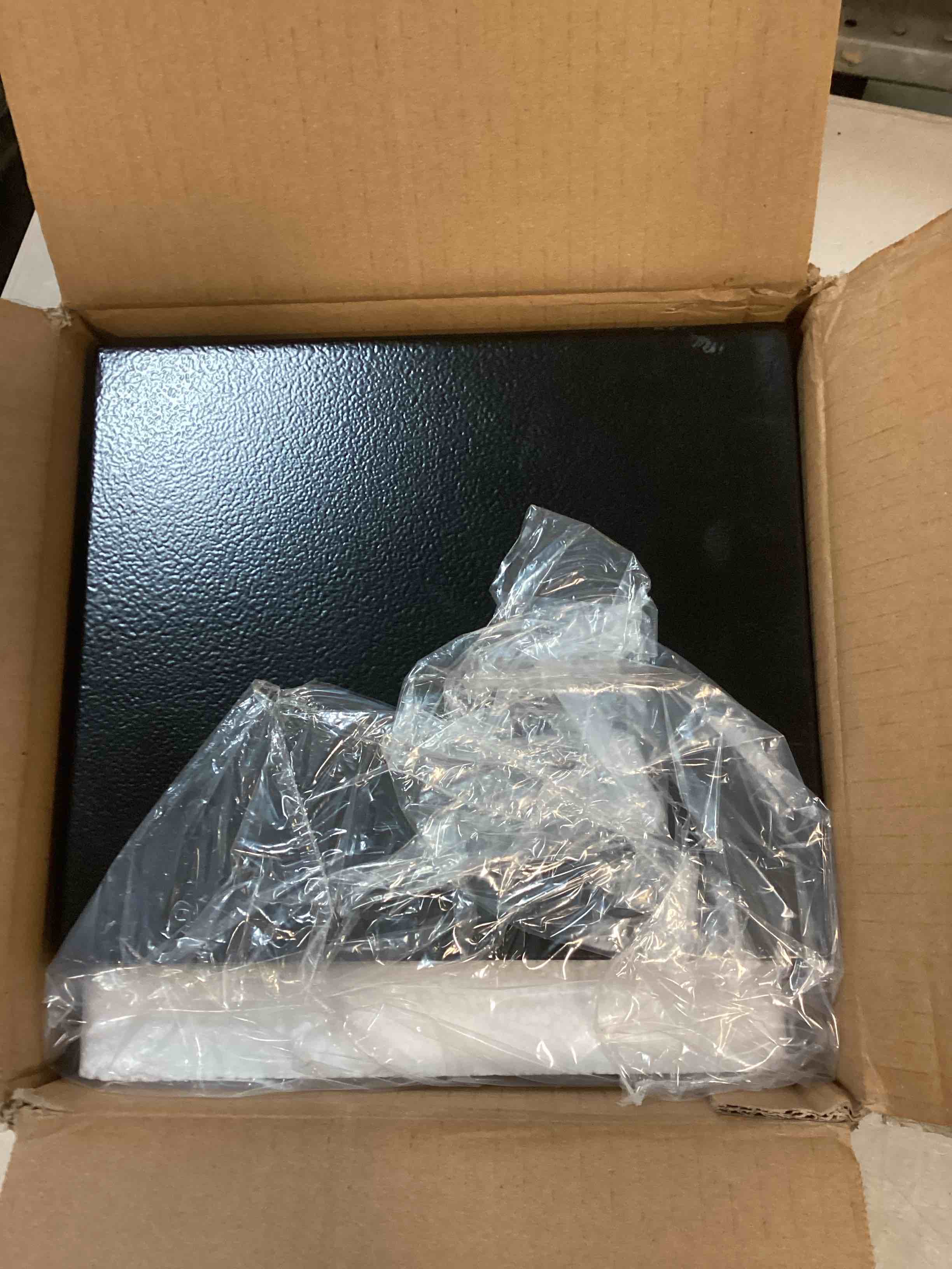 https://s3.amazonaws.com/lotting-images-prod/bidfta/BLU6305085_1713794205678.jpeg