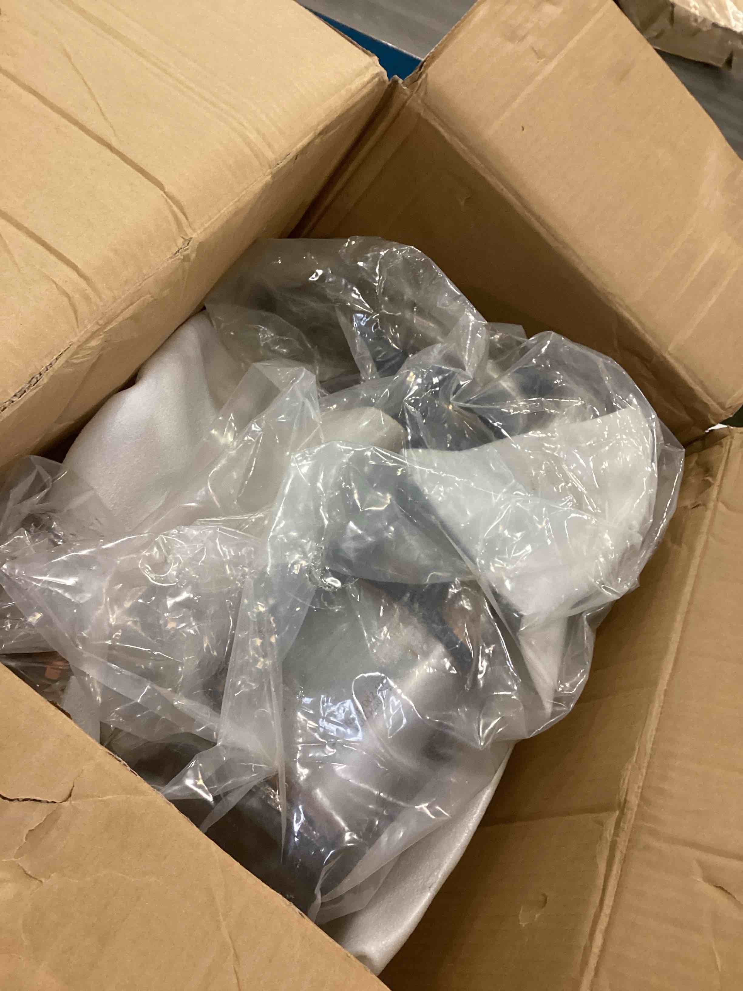 https://s3.amazonaws.com/lotting-images-prod/bidfta/BLU6309562_1712333043925.jpeg