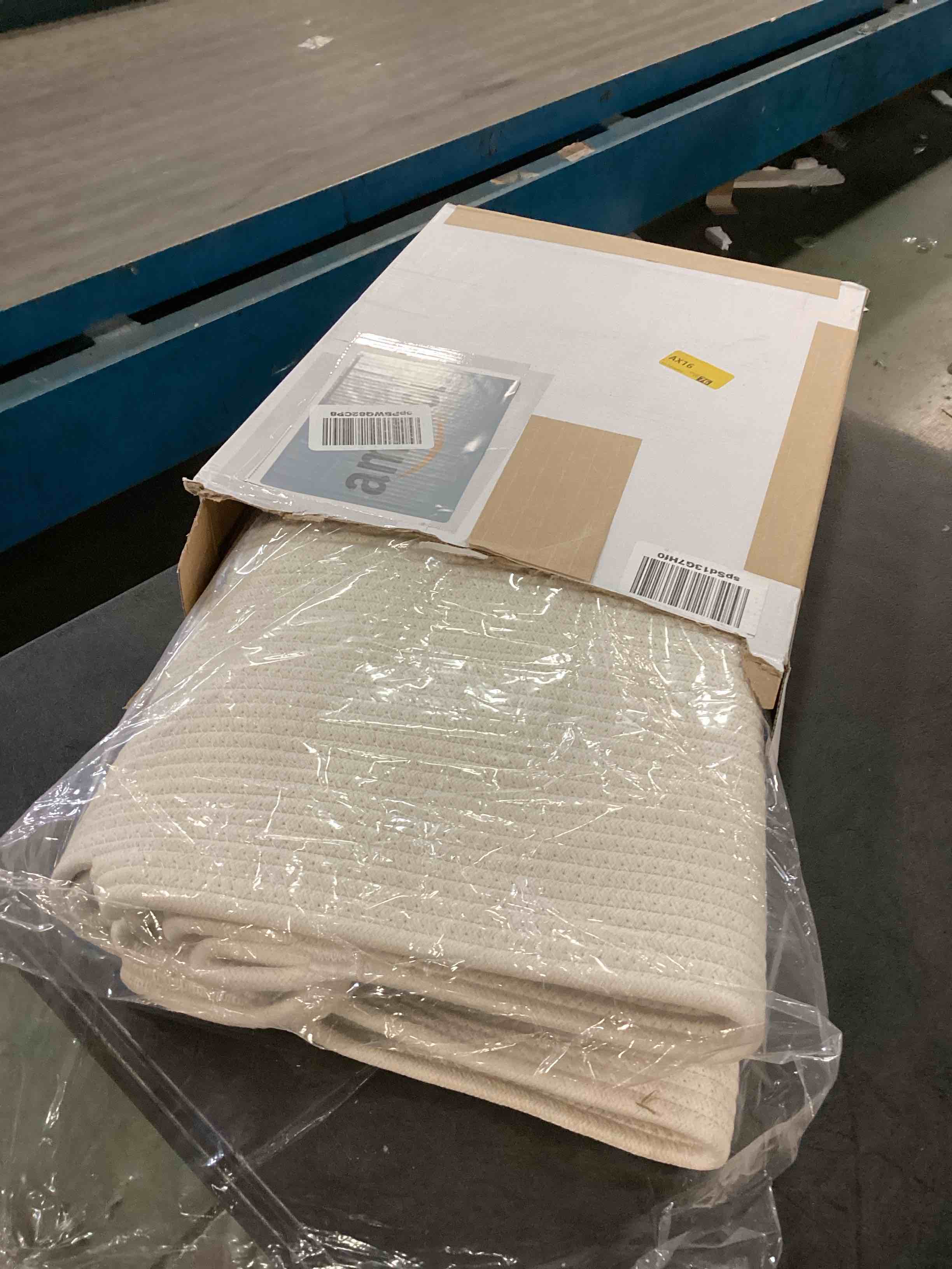 https://s3.amazonaws.com/lotting-images-prod/bidfta/BLU6310098_1712686640262.jpeg