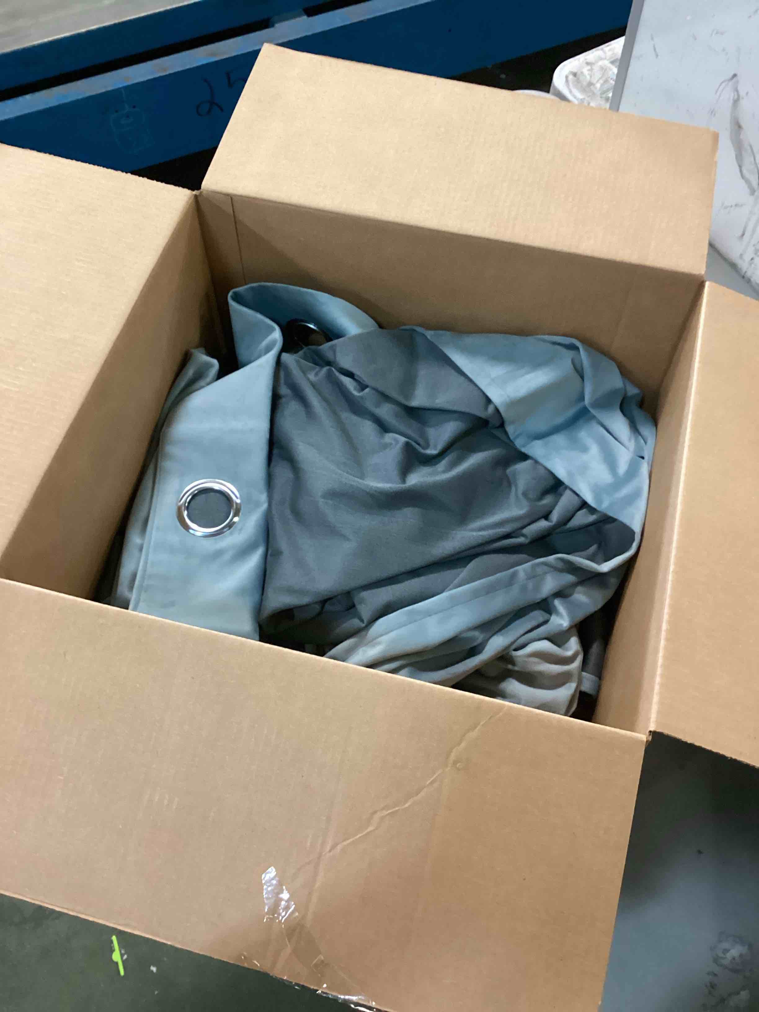 https://s3.amazonaws.com/lotting-images-prod/bidfta/BLU6313107_1712692764170.jpeg