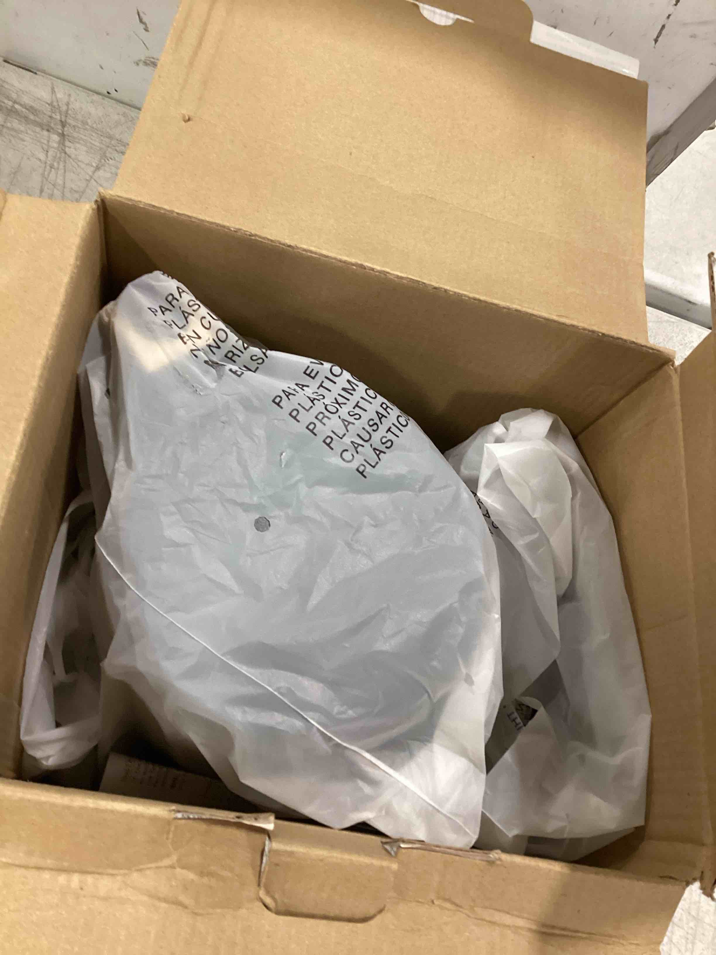 https://s3.amazonaws.com/lotting-images-prod/bidfta/BLU6316569_1712921978153.jpeg