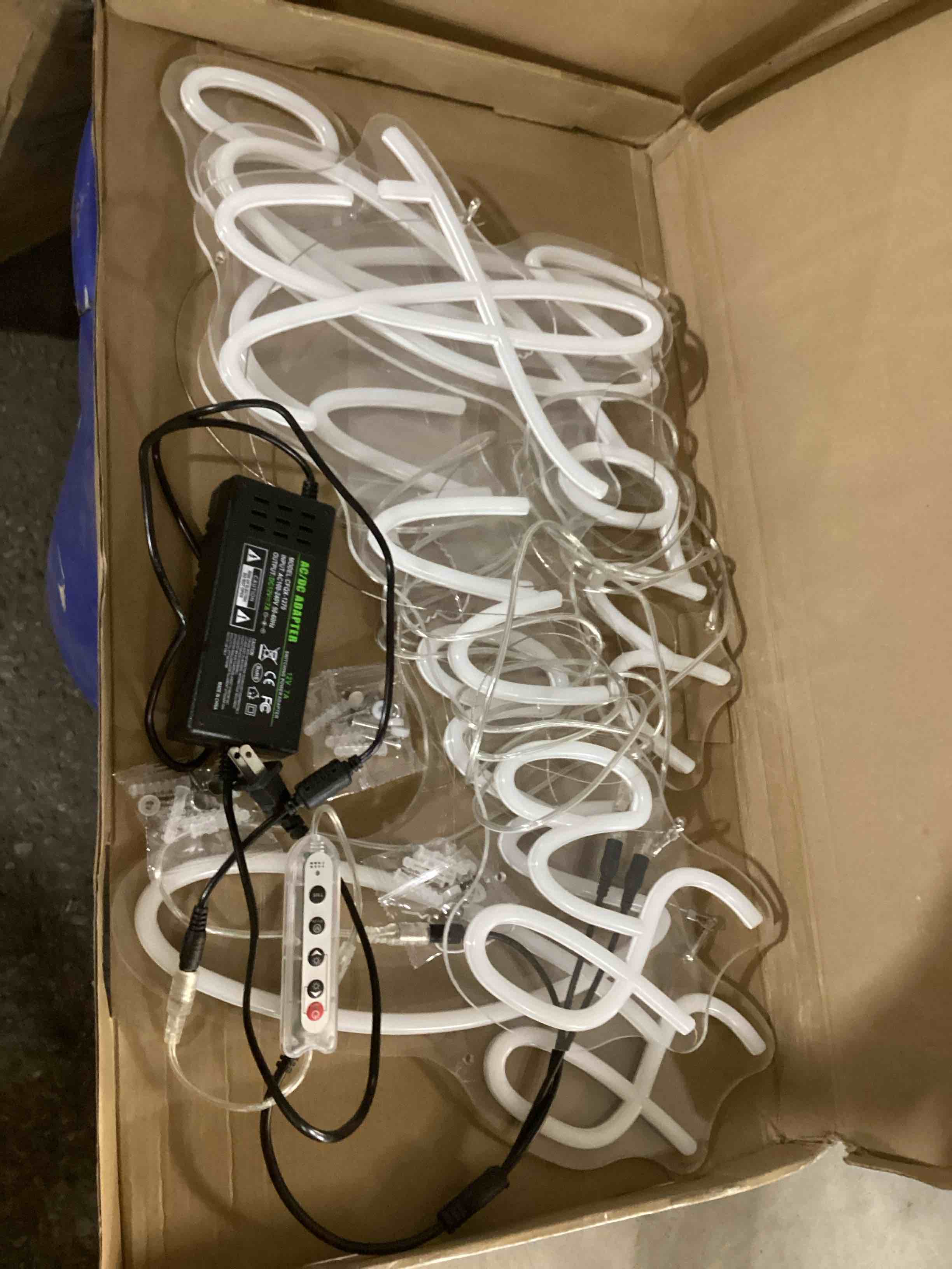 https://s3.amazonaws.com/lotting-images-prod/bidfta/BLU6320896_1717255879650.jpeg