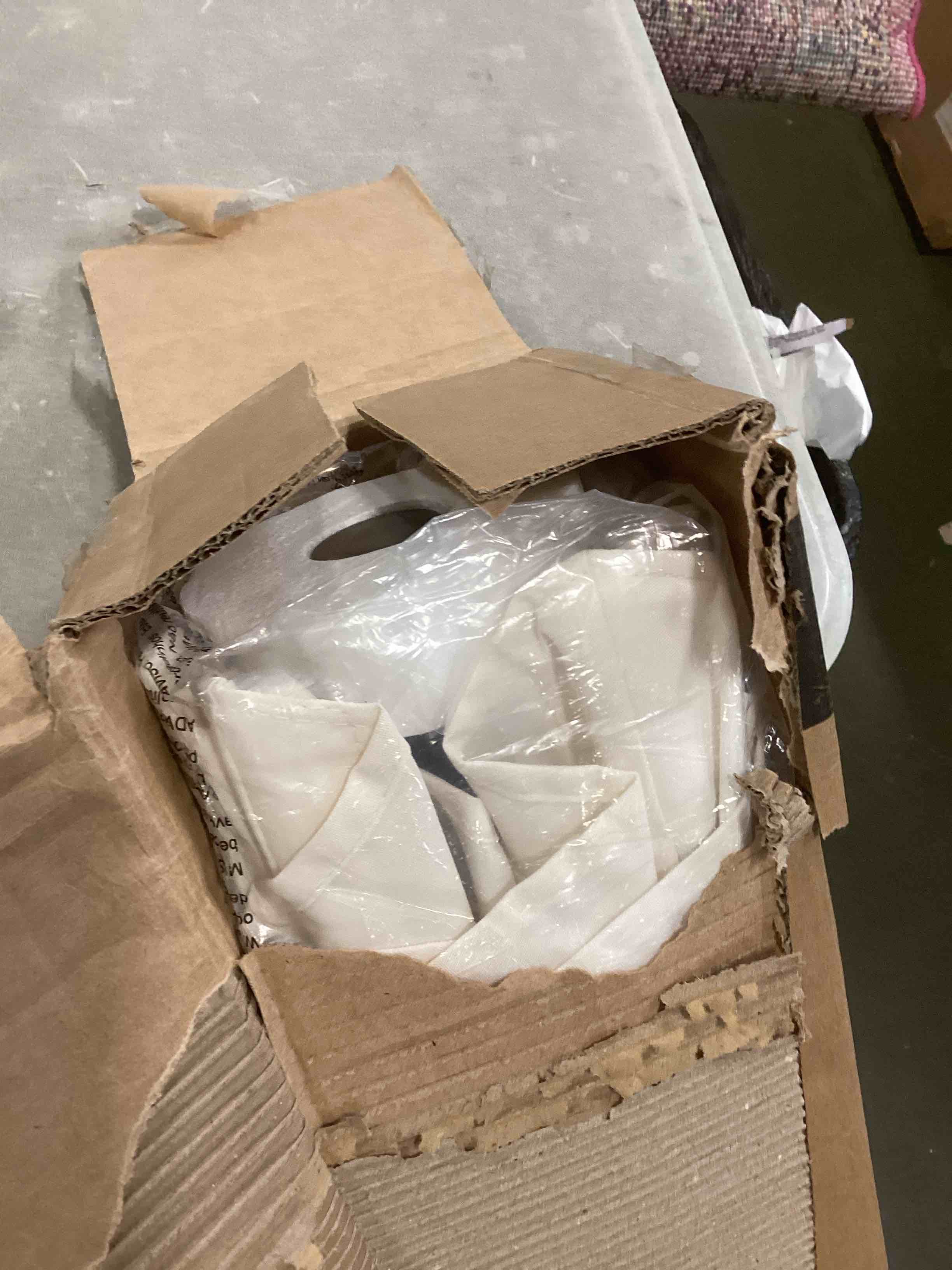 https://s3.amazonaws.com/lotting-images-prod/bidfta/BLU6336940_1712072869976.jpeg