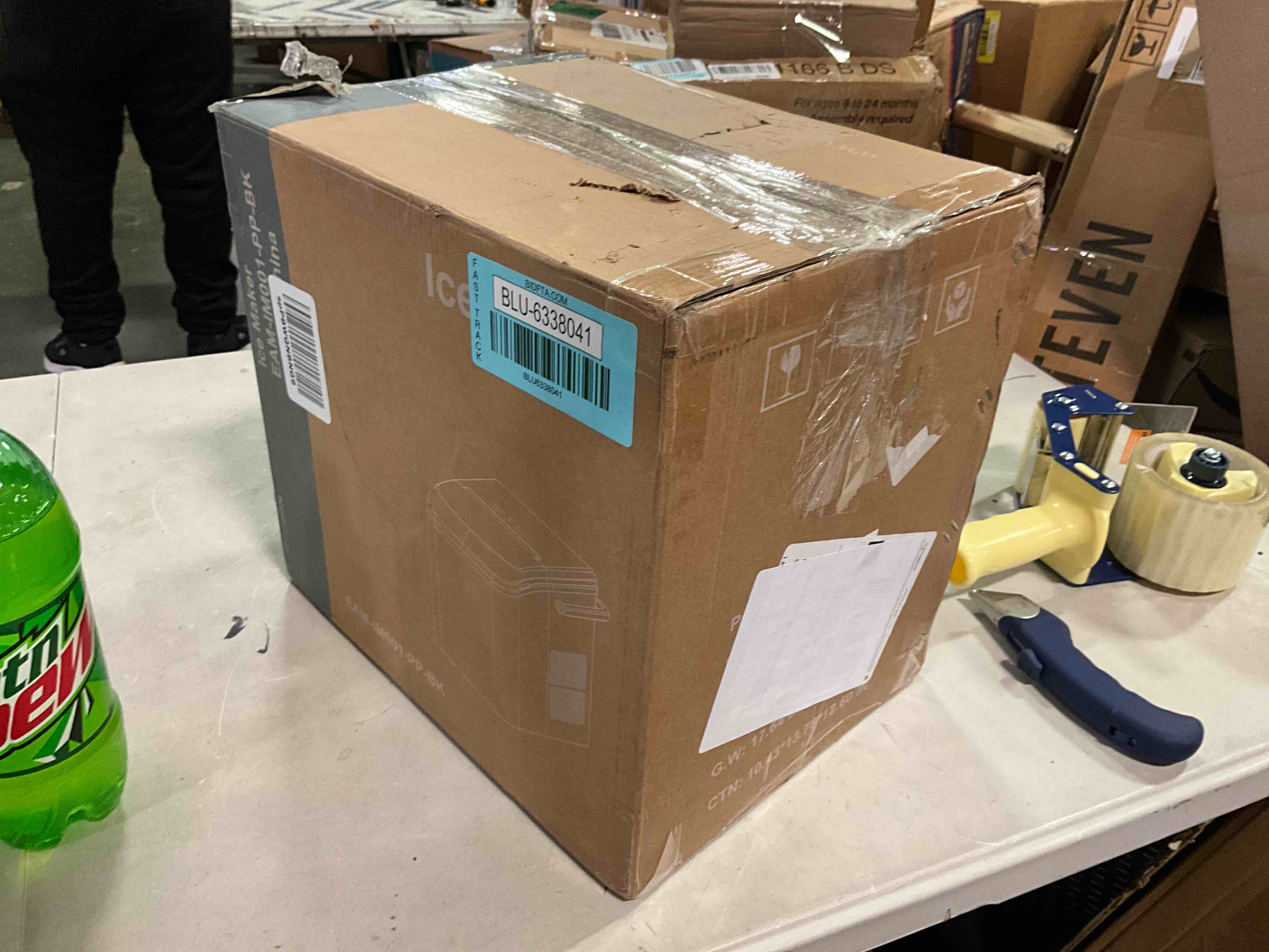 https://s3.amazonaws.com/lotting-images-prod/bidfta/BLU6338041_1712253232111.jpeg