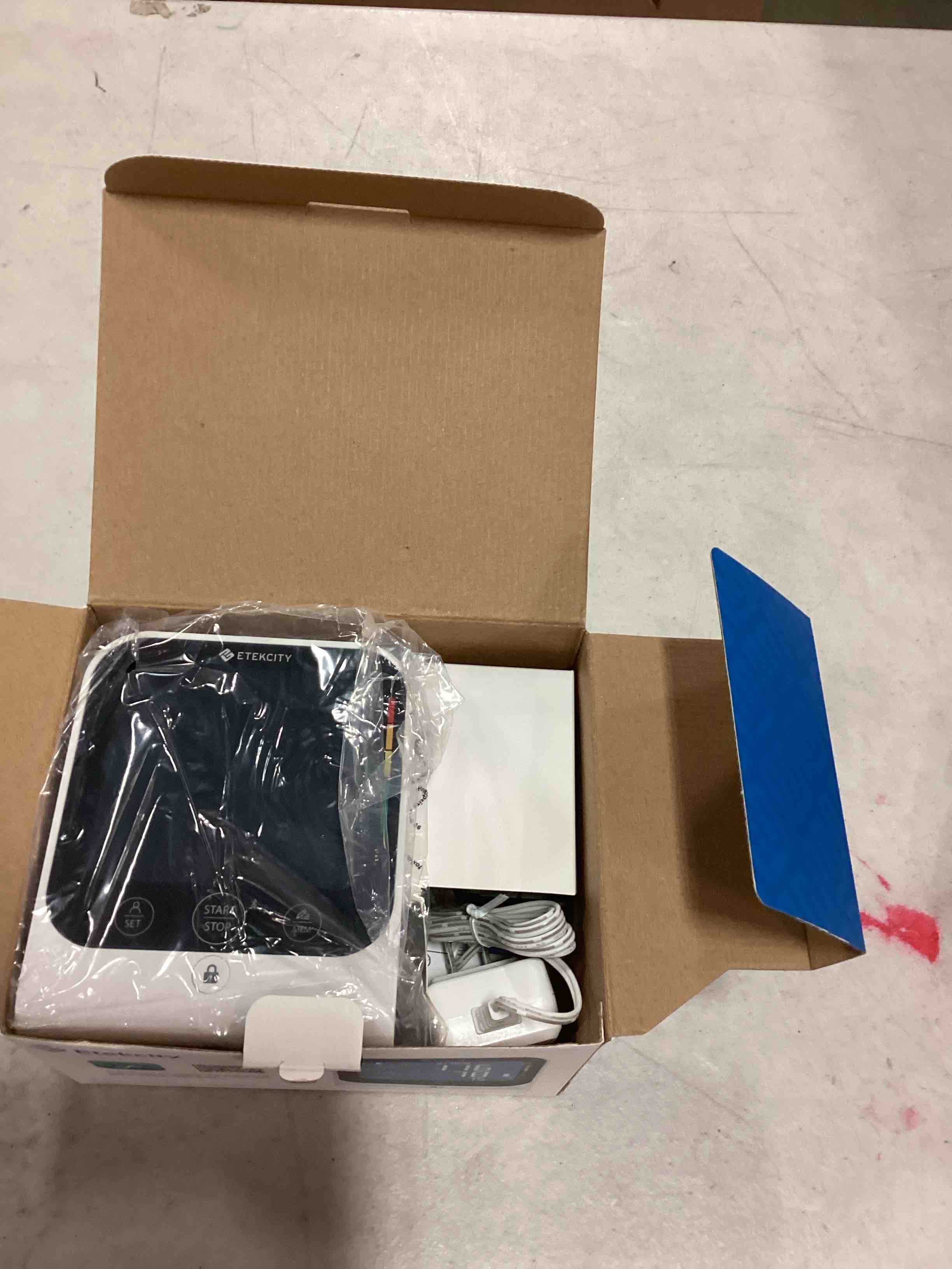 https://s3.amazonaws.com/lotting-images-prod/bidfta/BLU6339163_1713876817854.jpeg