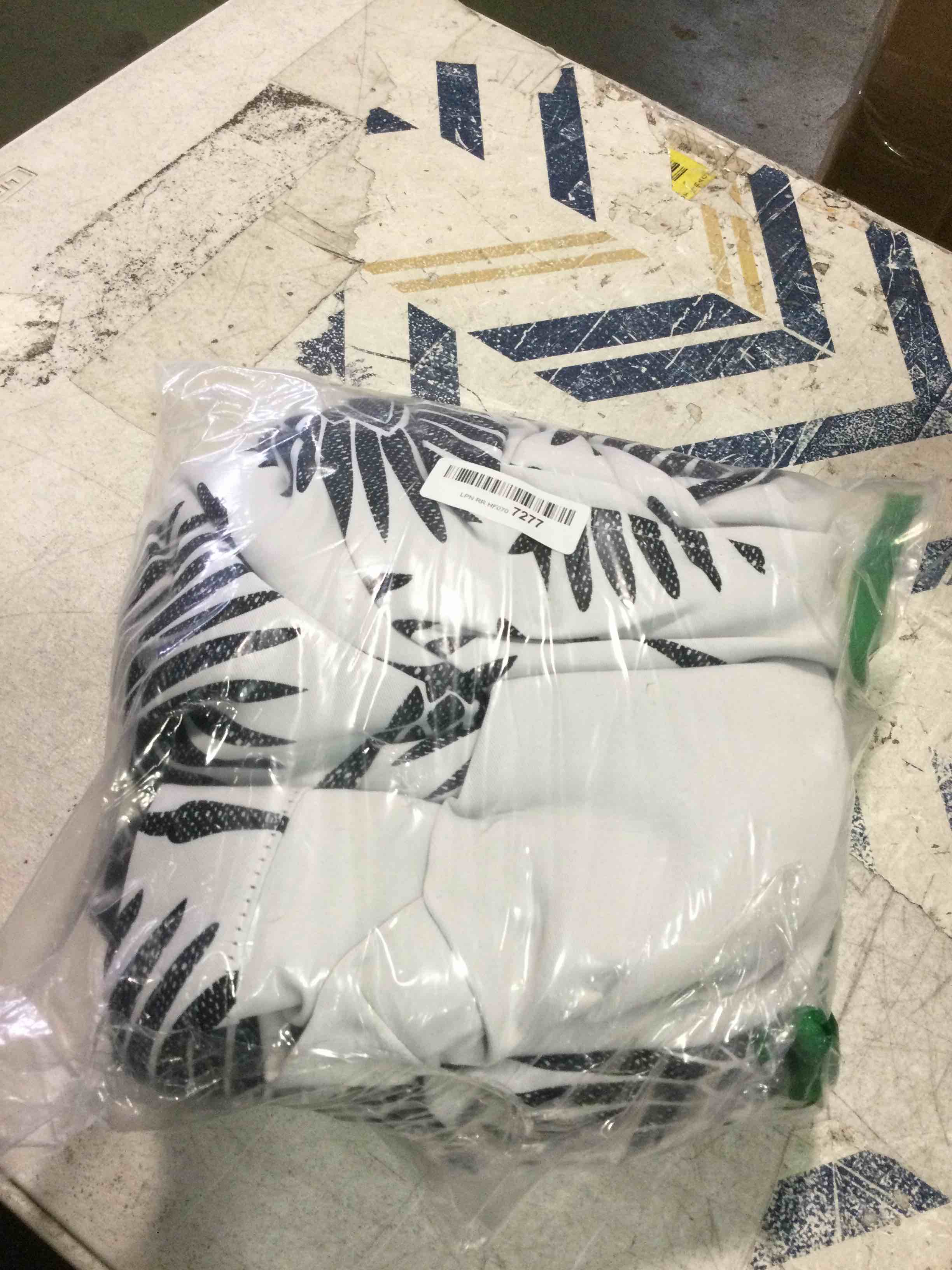 https://s3.amazonaws.com/lotting-images-prod/bidfta/BLU6342415_1713898119978.jpeg