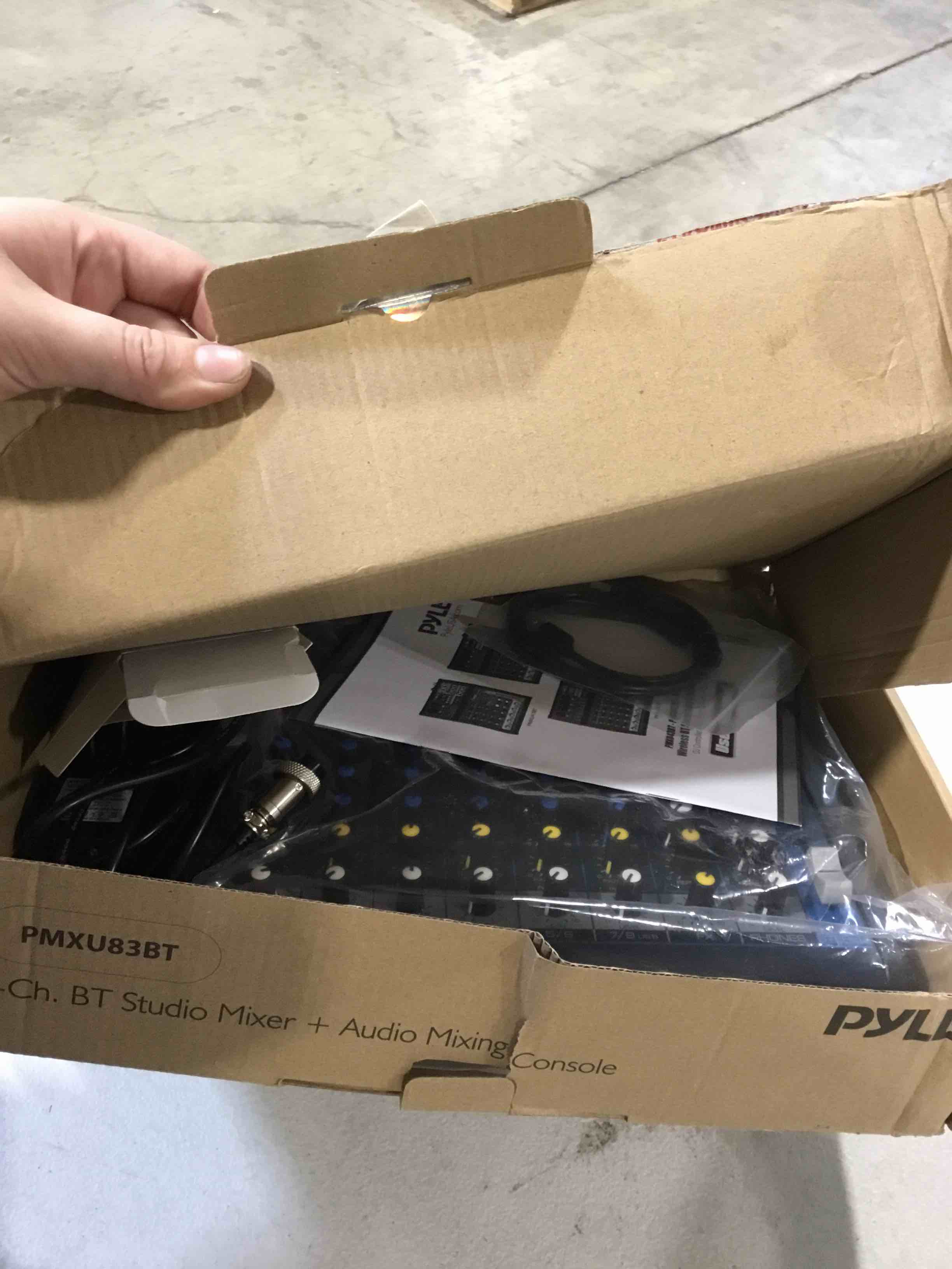 https://s3.amazonaws.com/lotting-images-prod/bidfta/BLU6345890_1718720760533.jpeg