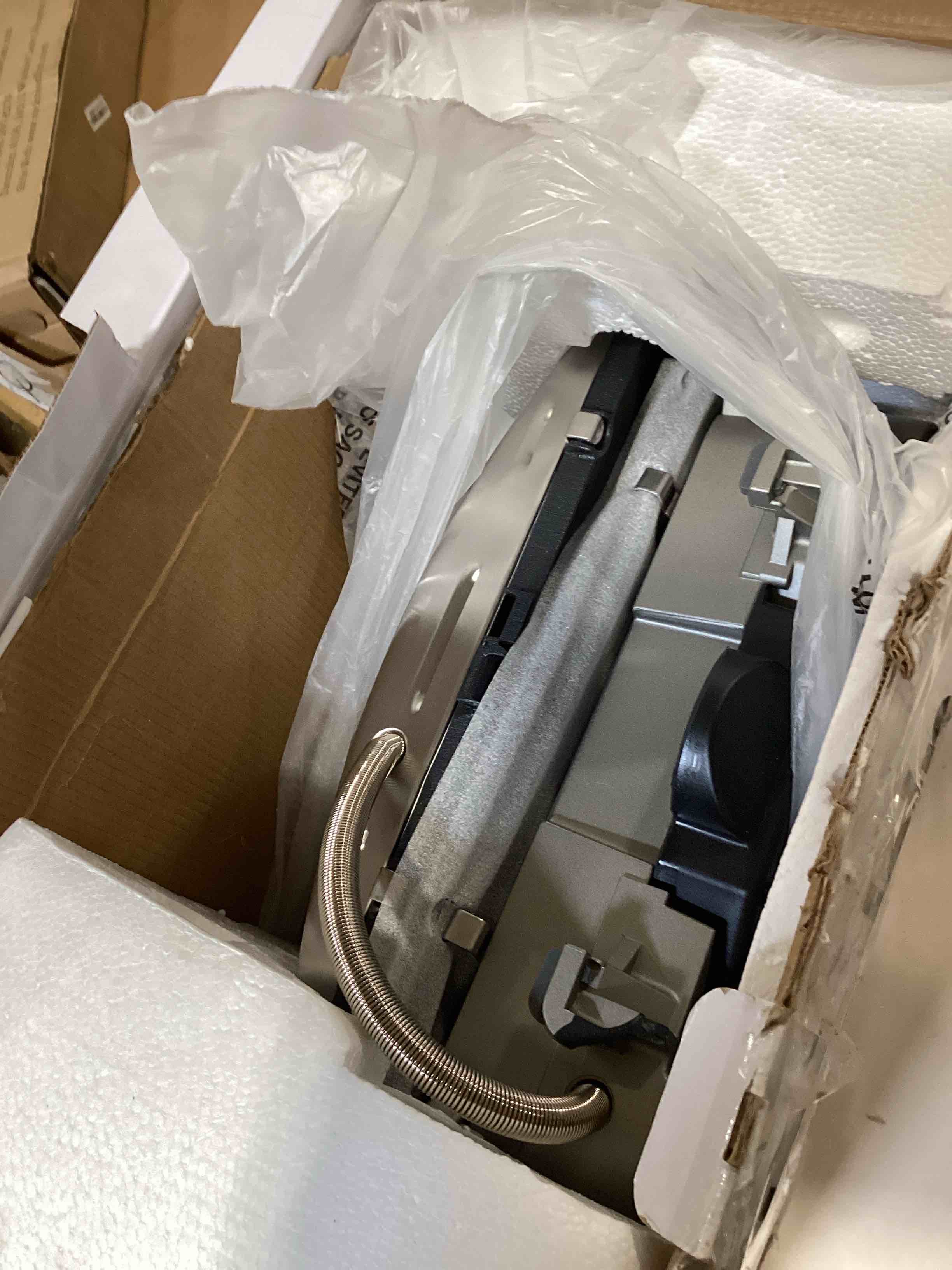 https://s3.amazonaws.com/lotting-images-prod/bidfta/BLU6349015_1715870971923.jpeg
