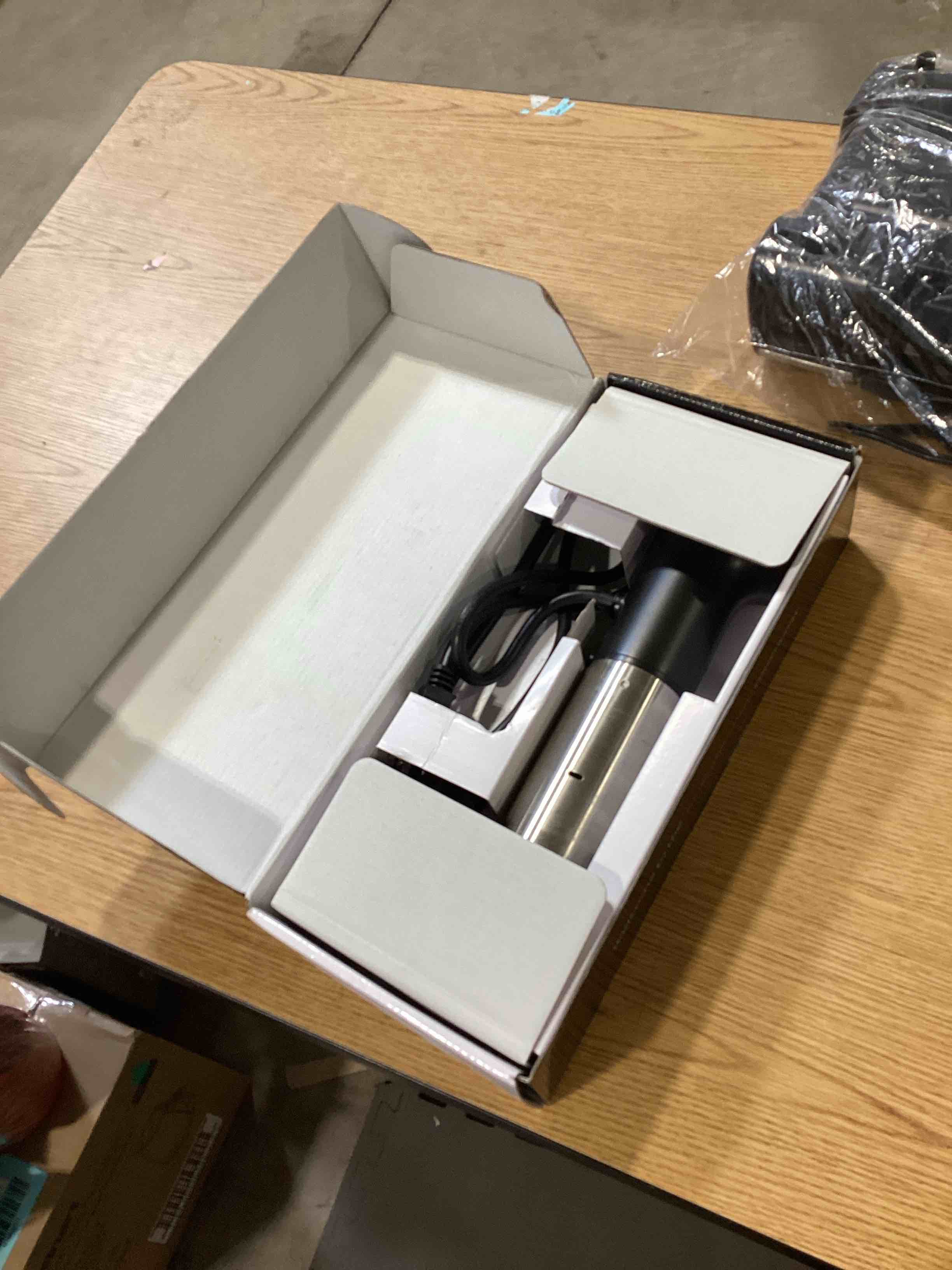 https://s3.amazonaws.com/lotting-images-prod/bidfta/BLU6352087_1717704381399.jpeg