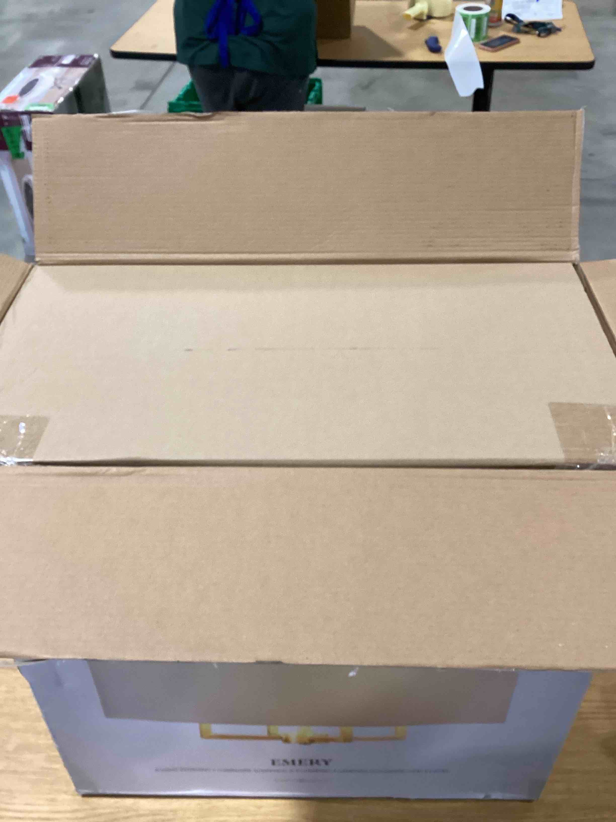 https://s3.amazonaws.com/lotting-images-prod/bidfta/BLU6352941_1715167174564.jpeg