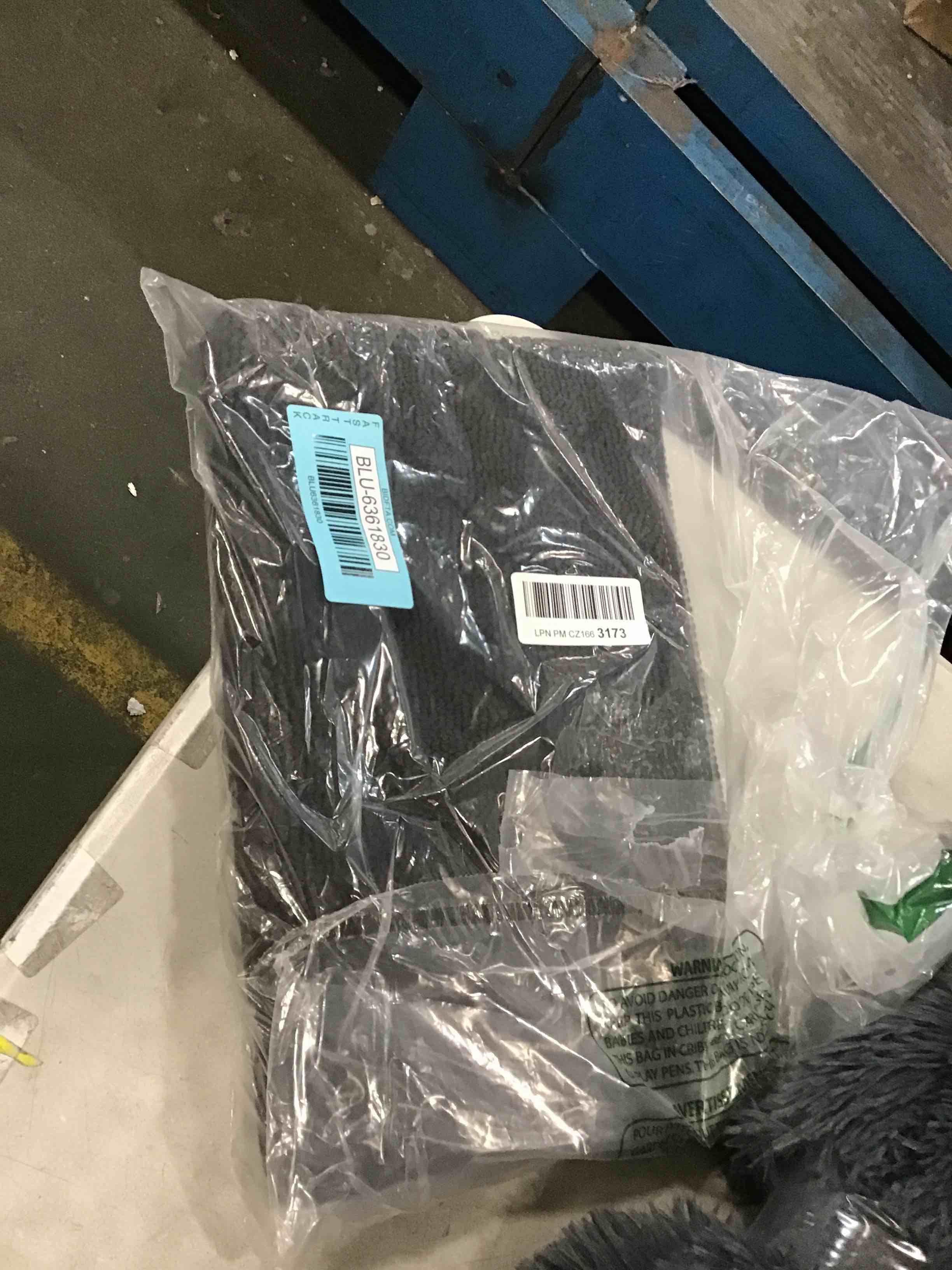 https://s3.amazonaws.com/lotting-images-prod/bidfta/BLU6361830_1712406813883.jpeg