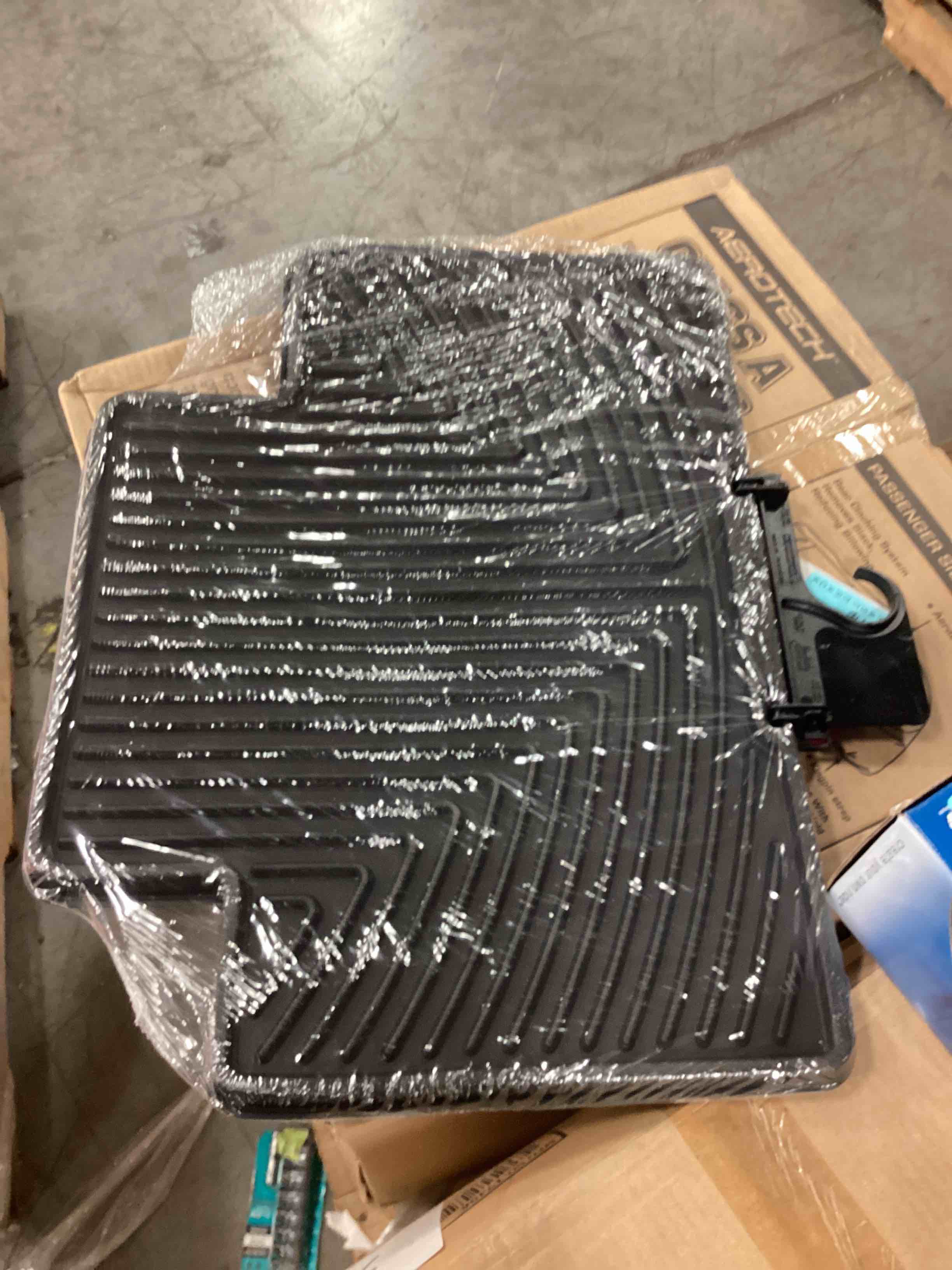https://s3.amazonaws.com/lotting-images-prod/bidfta/BLU6369454_1715086049961.jpeg