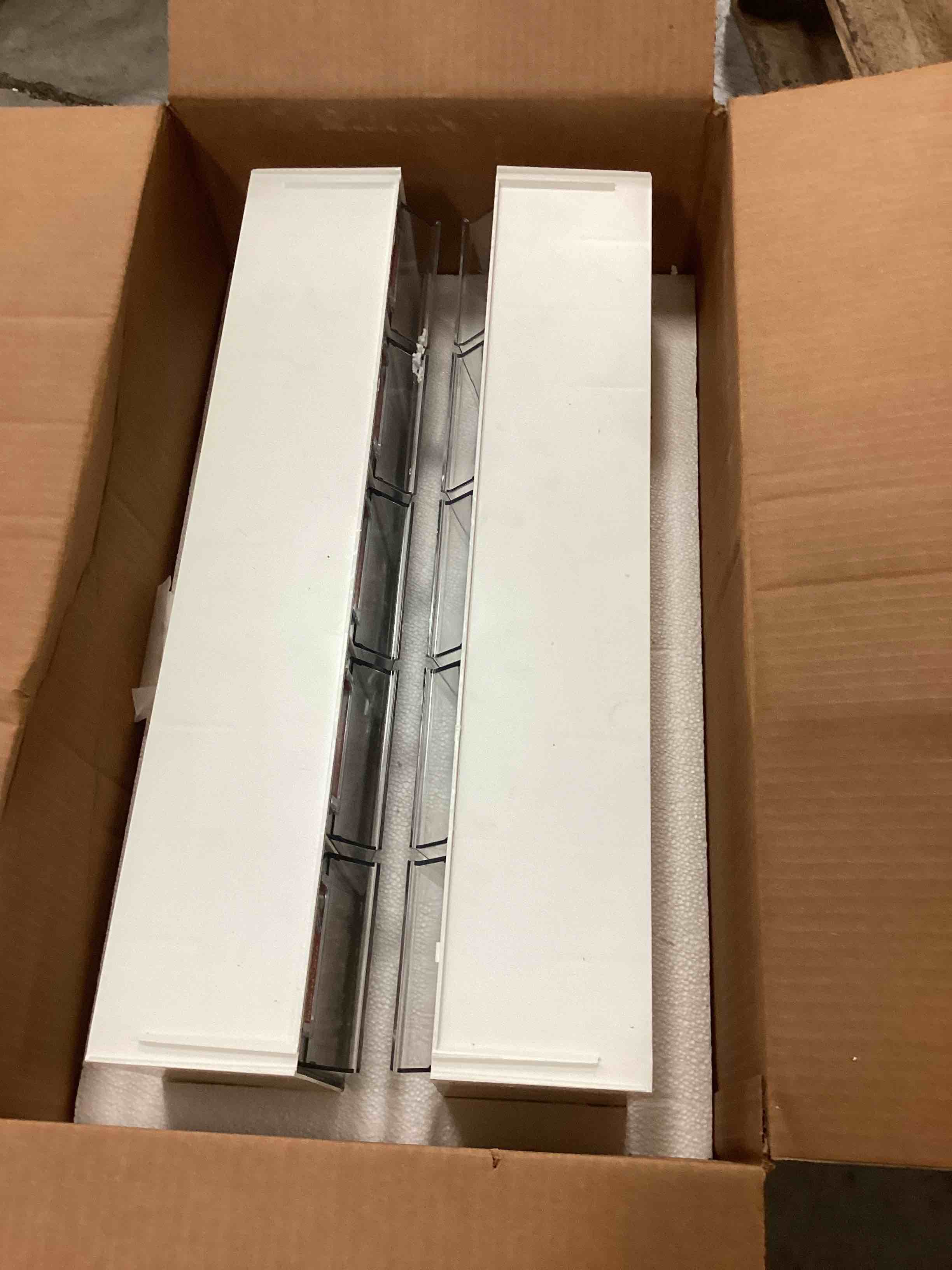 https://s3.amazonaws.com/lotting-images-prod/bidfta/BLU6369528_1715088546147.jpeg