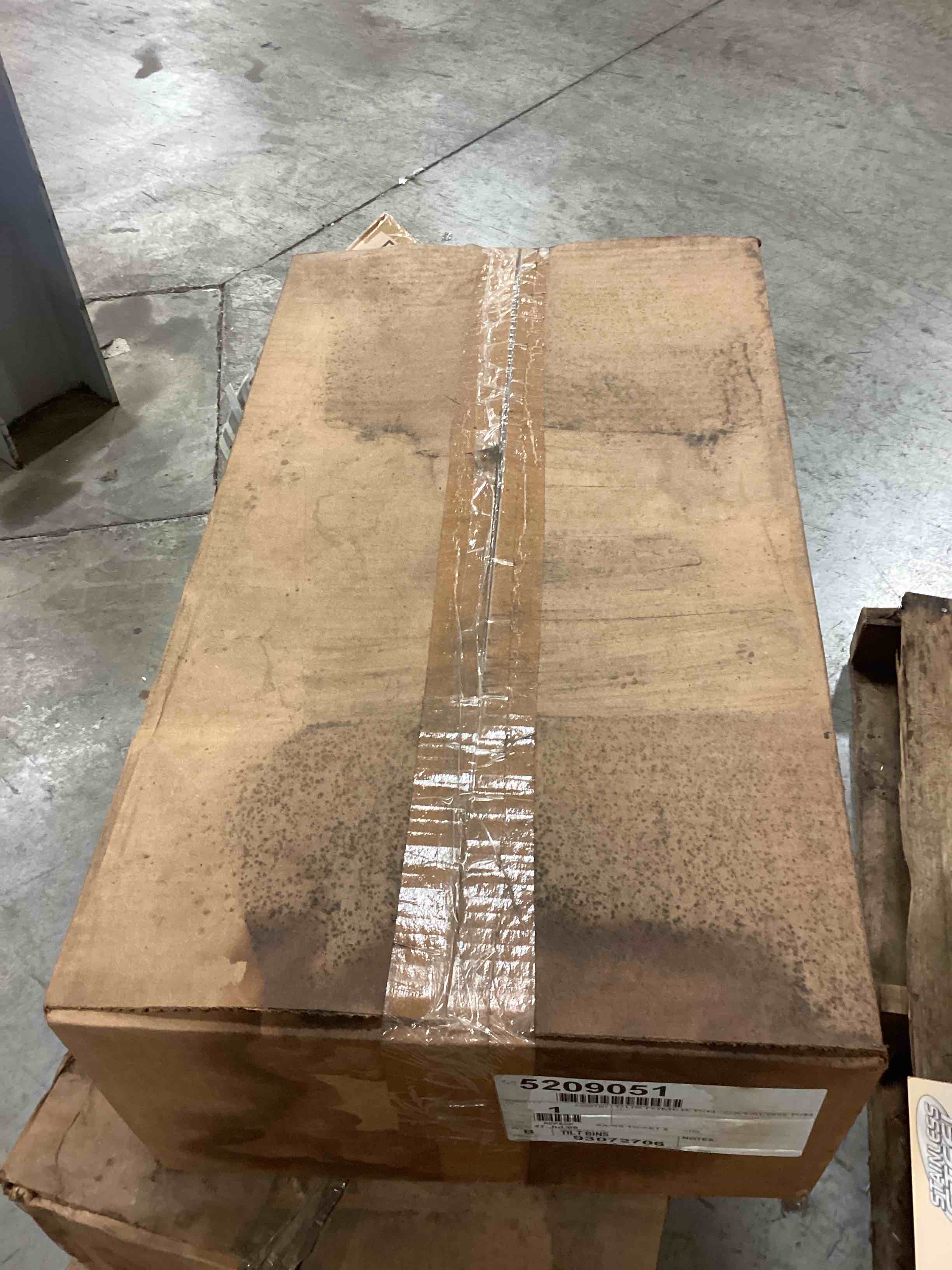 https://s3.amazonaws.com/lotting-images-prod/bidfta/BLU6369530_1715088894250.jpeg