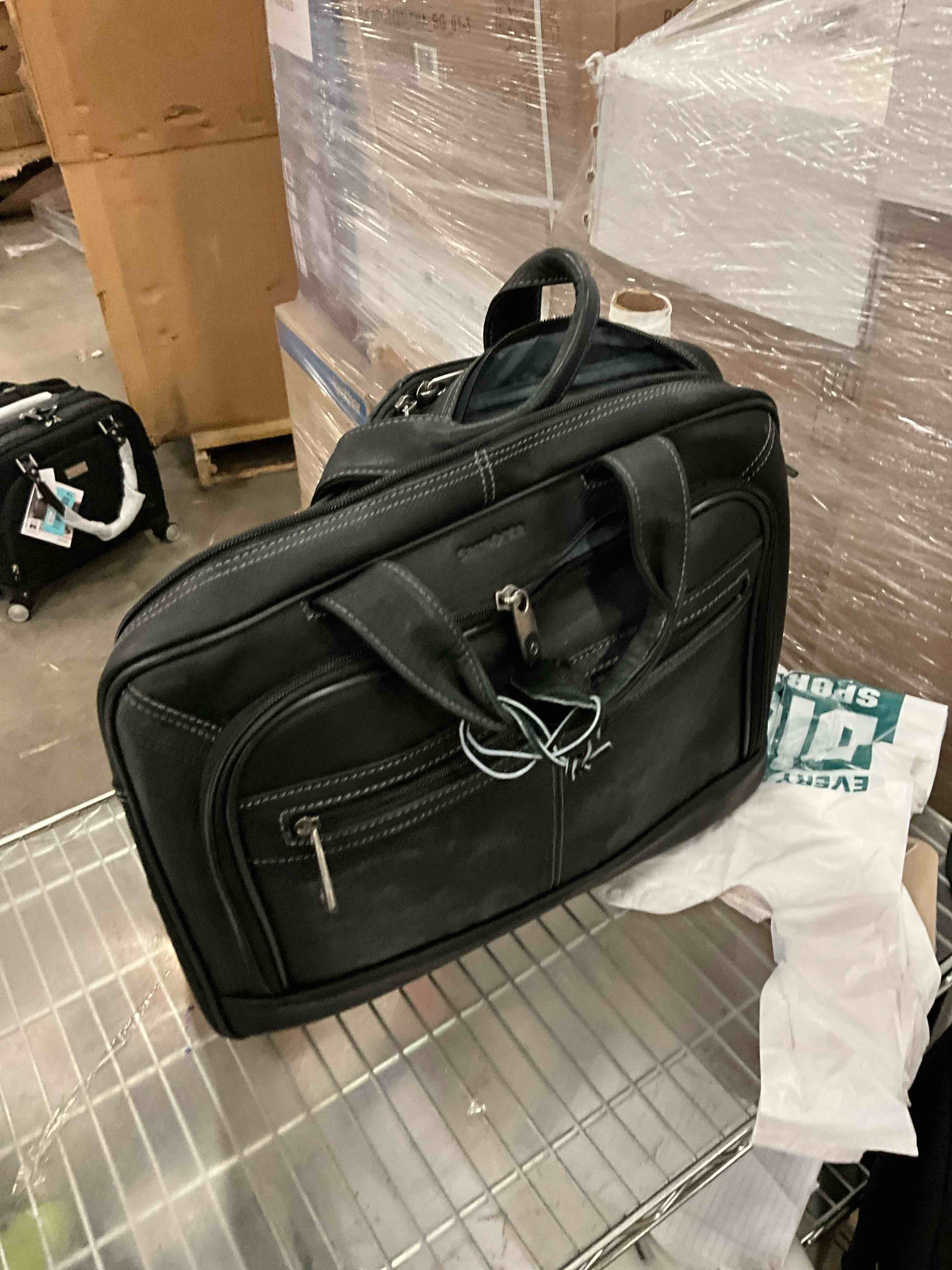 https://s3.amazonaws.com/lotting-images-prod/bidfta/BLU6376176_1715370374754.jpeg