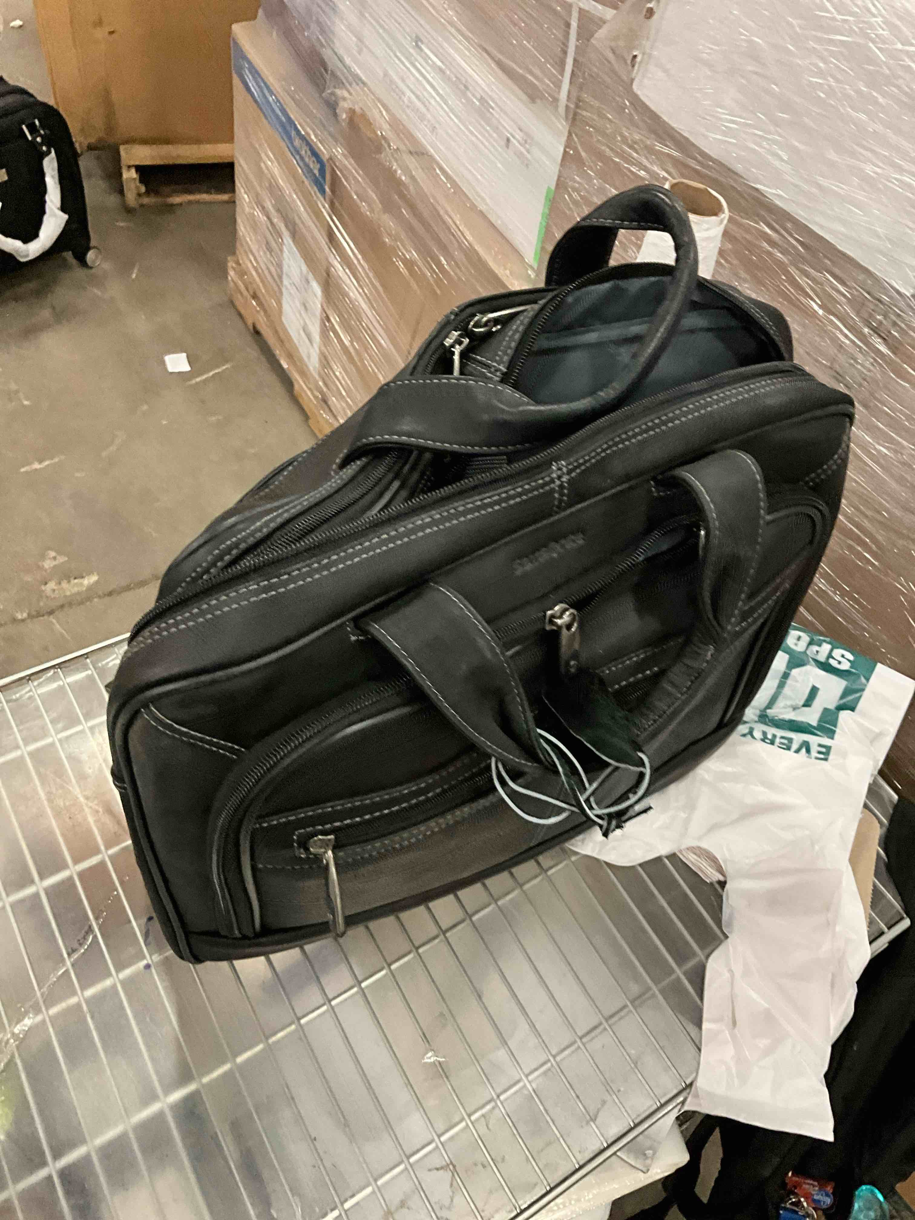 https://s3.amazonaws.com/lotting-images-prod/bidfta/BLU6376176_1715370375558.jpeg